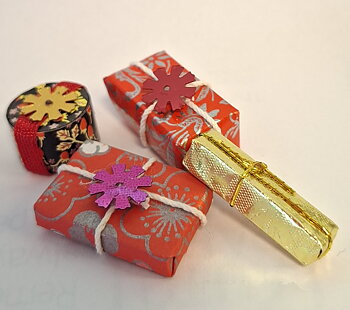 Package, red and gold, 4-pack