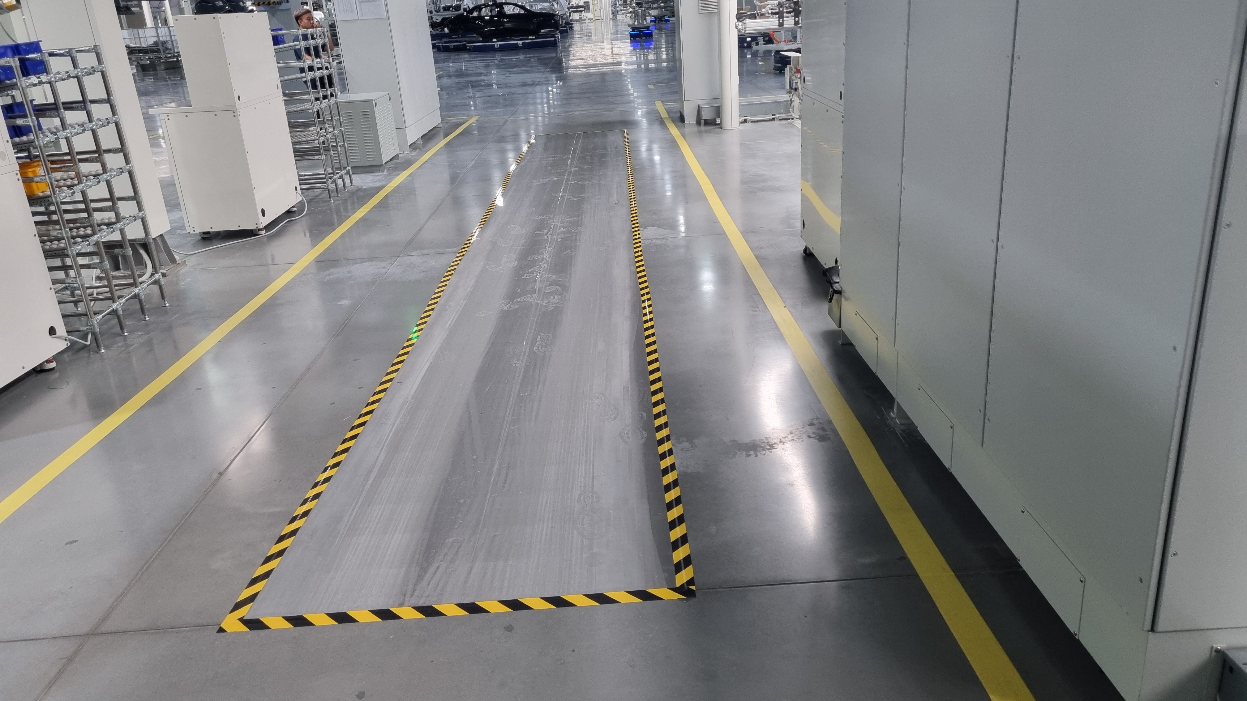Slim mat installerad vid elskåp.