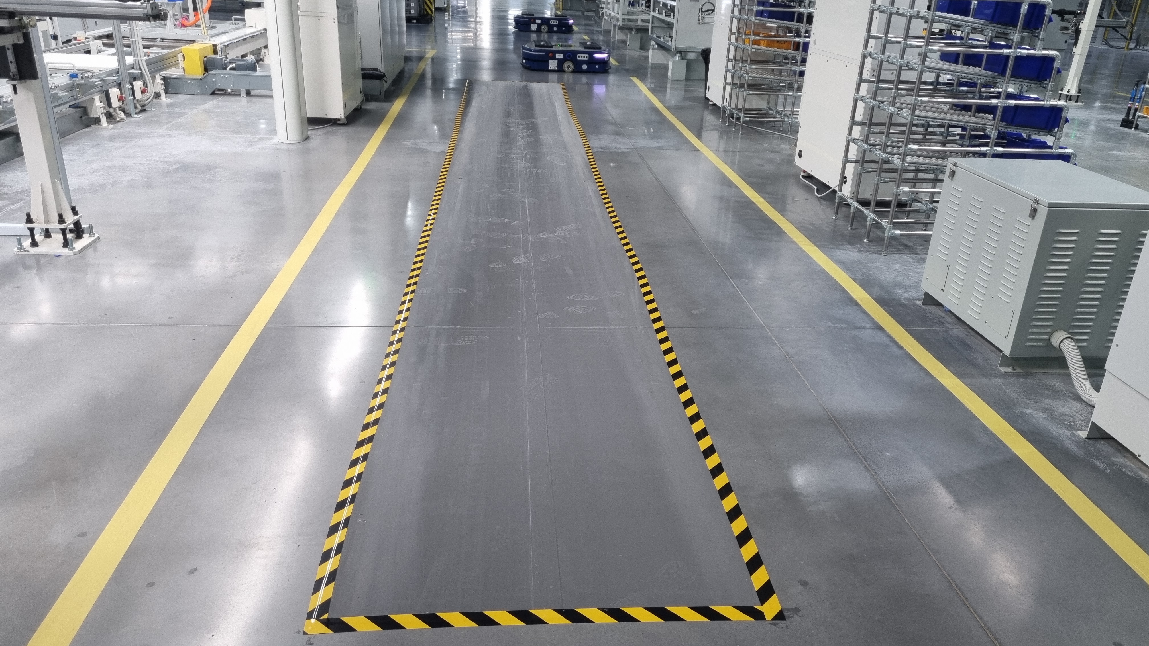 Hygienkänsligt produktionsområde där slim mat installerats för att göra rent skor och hjul.