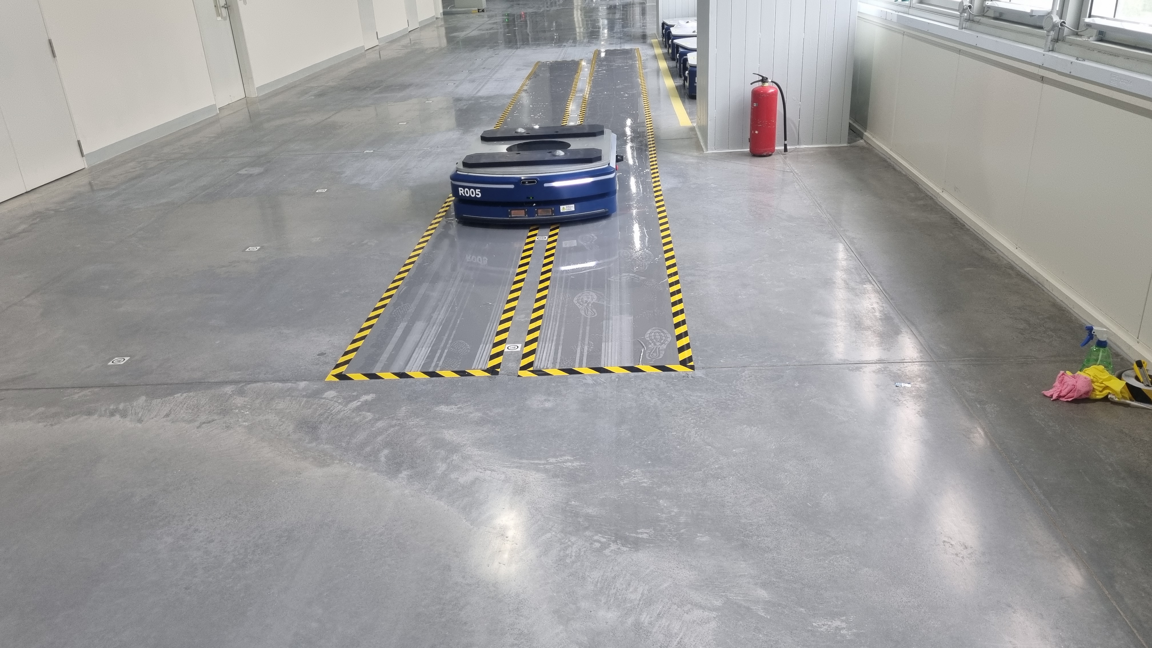 AGV truck som kör över tvättbar klibbmatta slim mat.