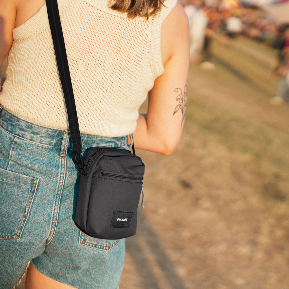 Stöldsäker axelremsväska - PACSAFE GO Anti-Theft Micro Crossbody Black - 6