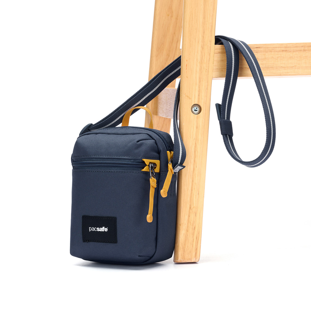 Stöldsäker axelremsväska - PACSAFE GO Anti-Theft Micro Crossbody Coastal Blue - 6