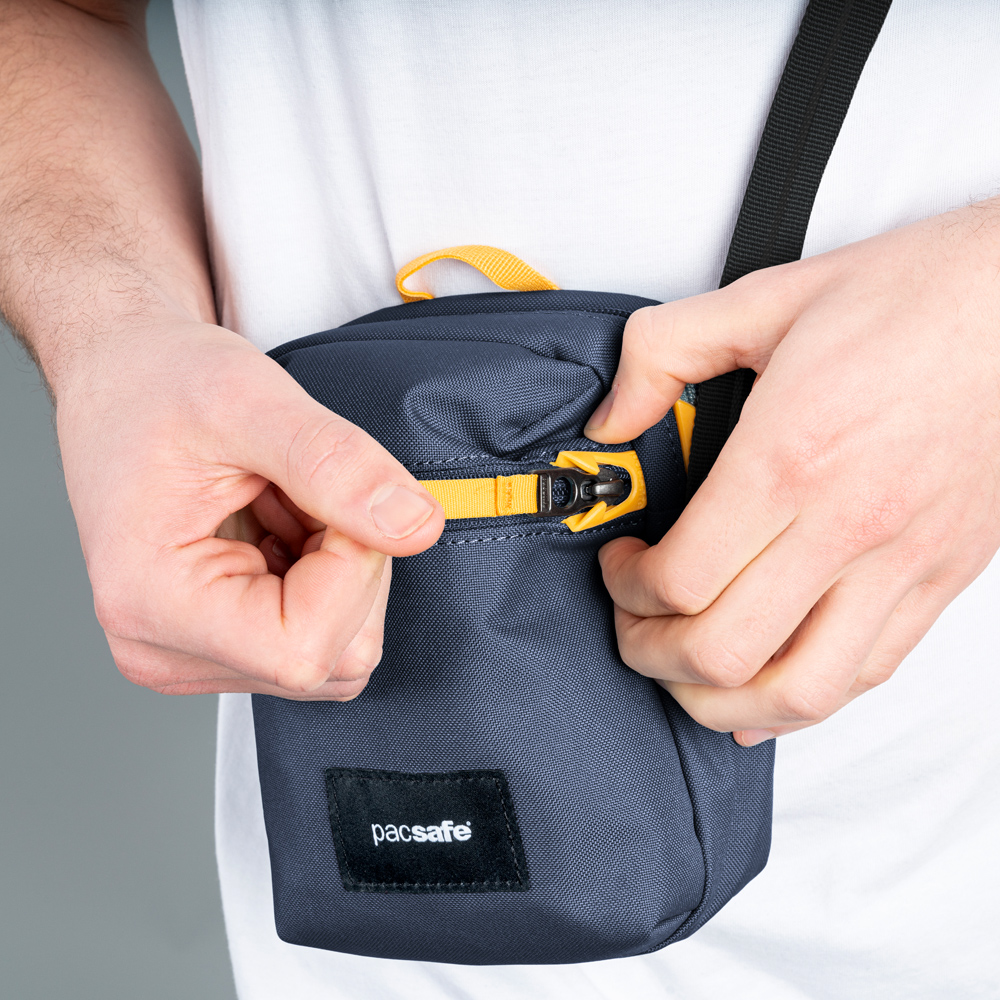 Stöldsäker axelremsväska - PACSAFE GO Anti-Theft Micro Crossbody Coastal Blue - 7