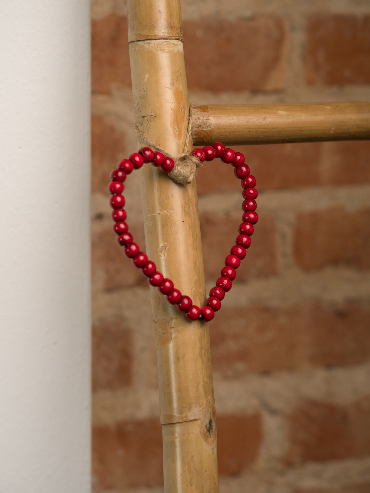 Hjerteformede, hængende røde træperler, 10 cm, forskellige designs - 2