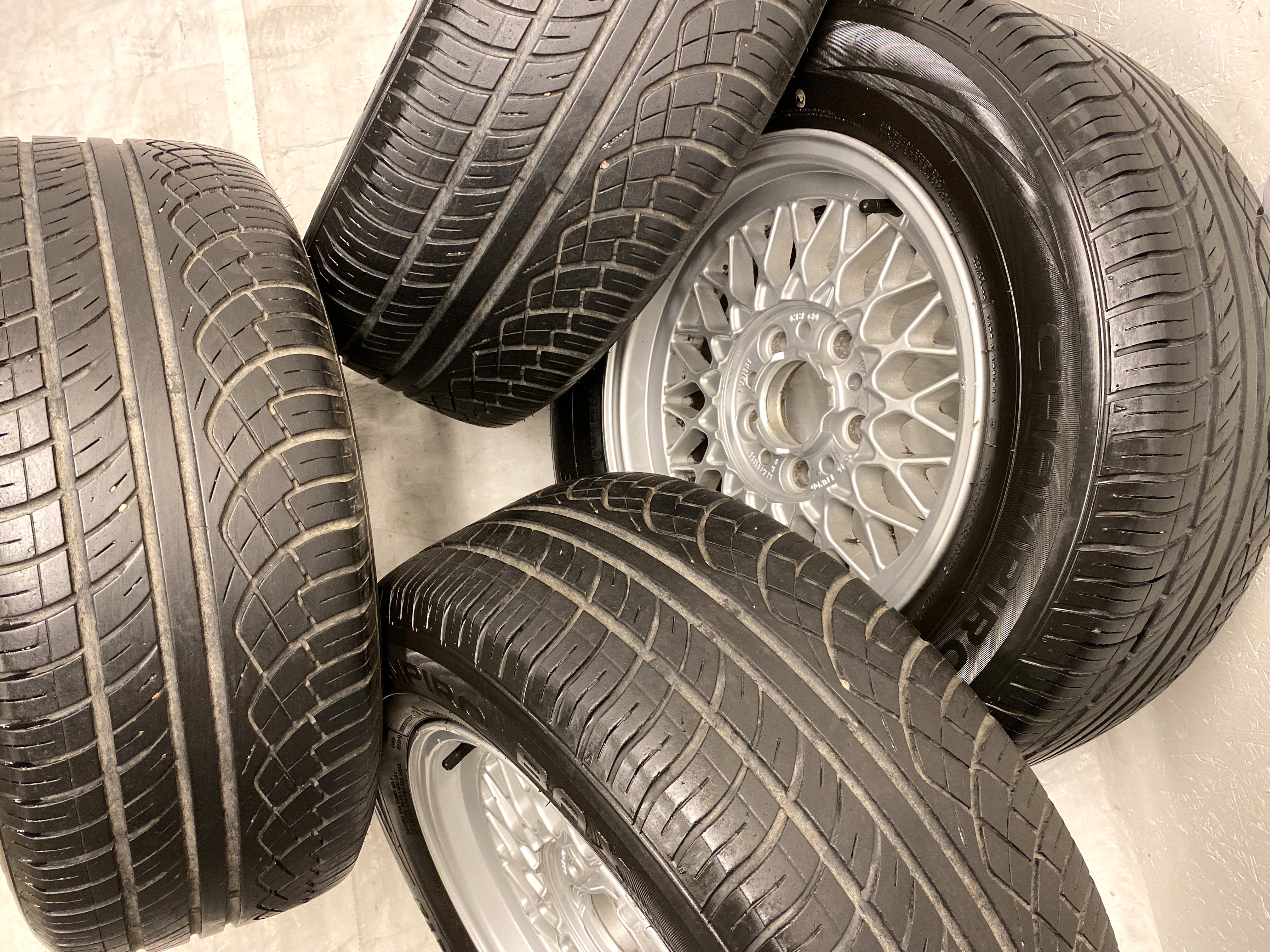 Kompletta Sommarhjul | 15" BMW 5-Serie E32 E34 E36 1179774 | 5x120 7x15 ET20 74.1 + 225/60 R15 96V Champiro GT Radial BAX | V41-2004 | 5mm | 5mm | 5mm | 5mm - 4