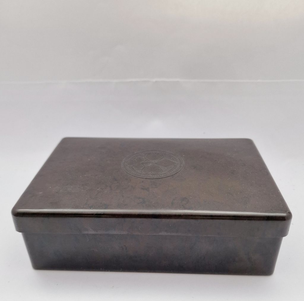 Playing cards and chips in a Bakelite case - 3