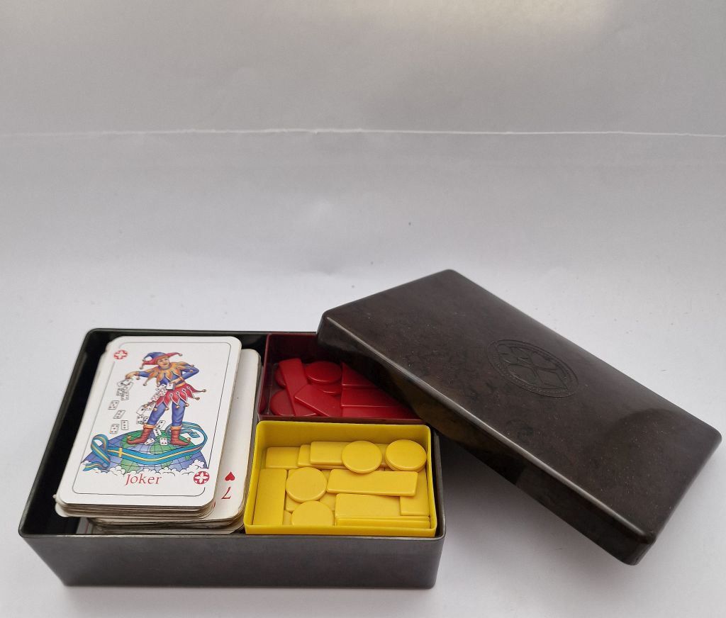 Playing cards and chips in a Bakelite case - 2