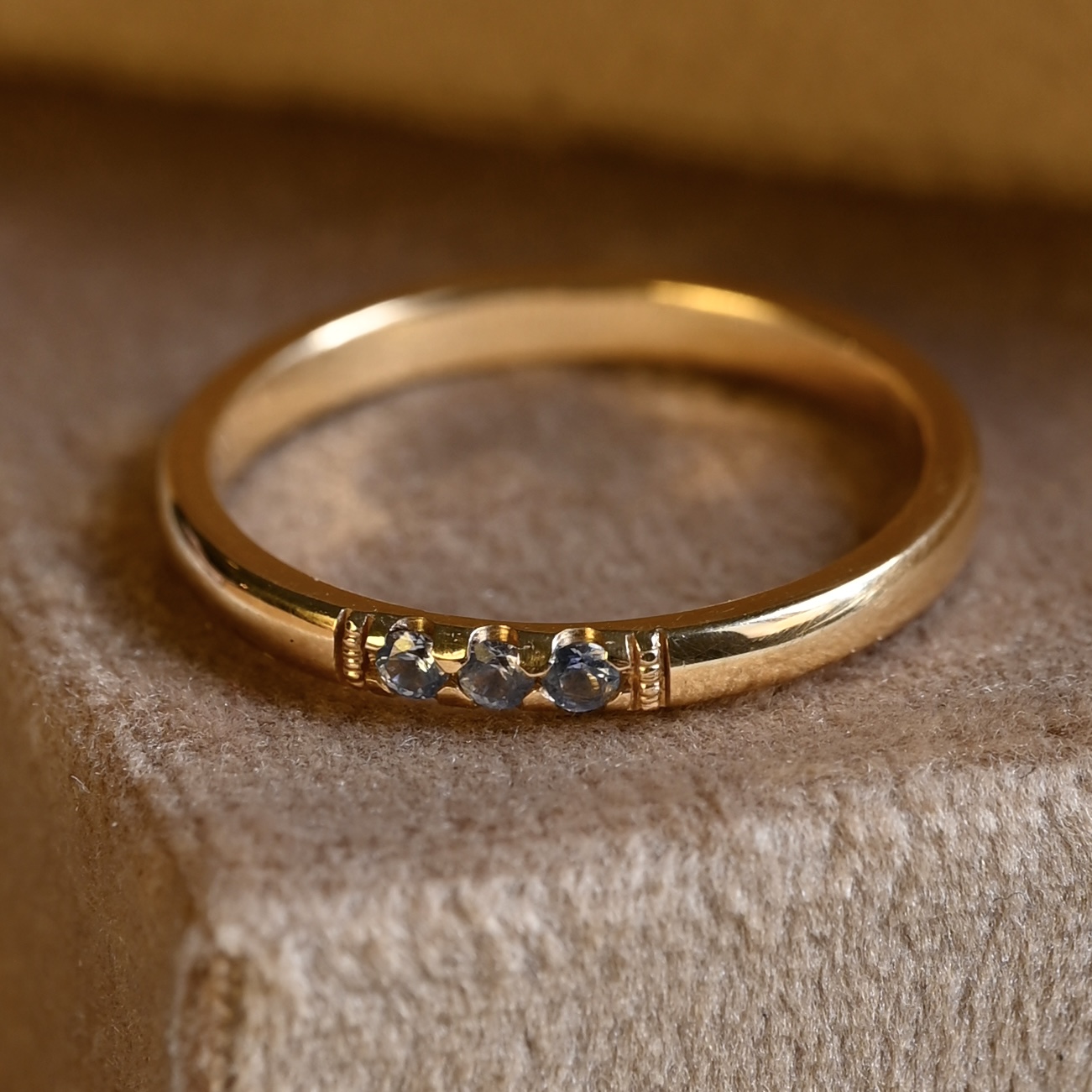Ring Cornelia handgjord ljusblå safirer guld 18 karat