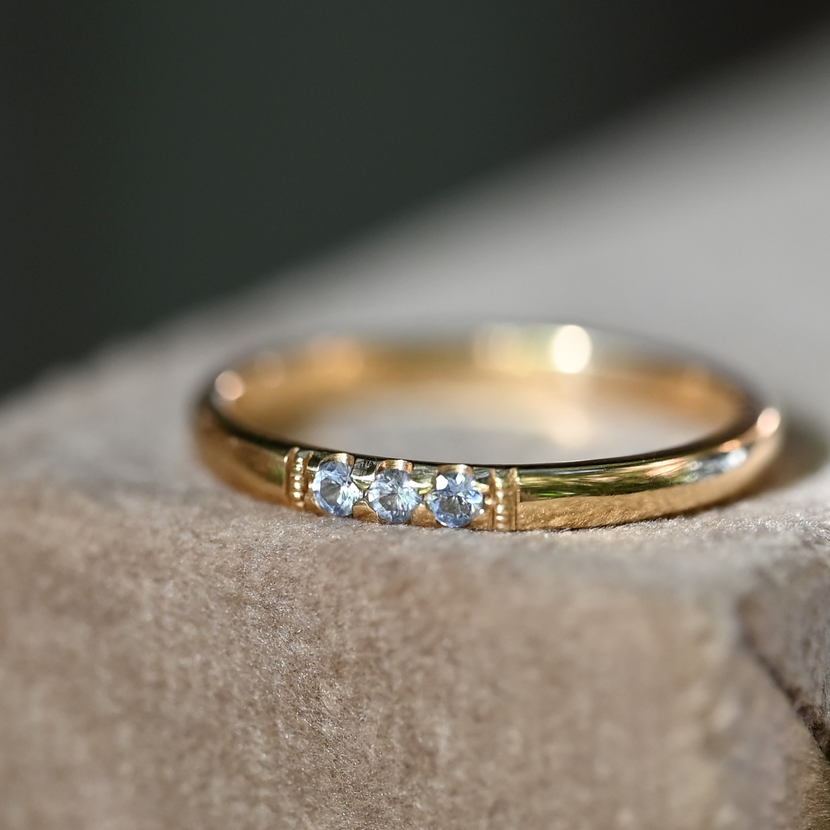 Ring Cornelia handgjord ljusblå safirer guld 18 karat