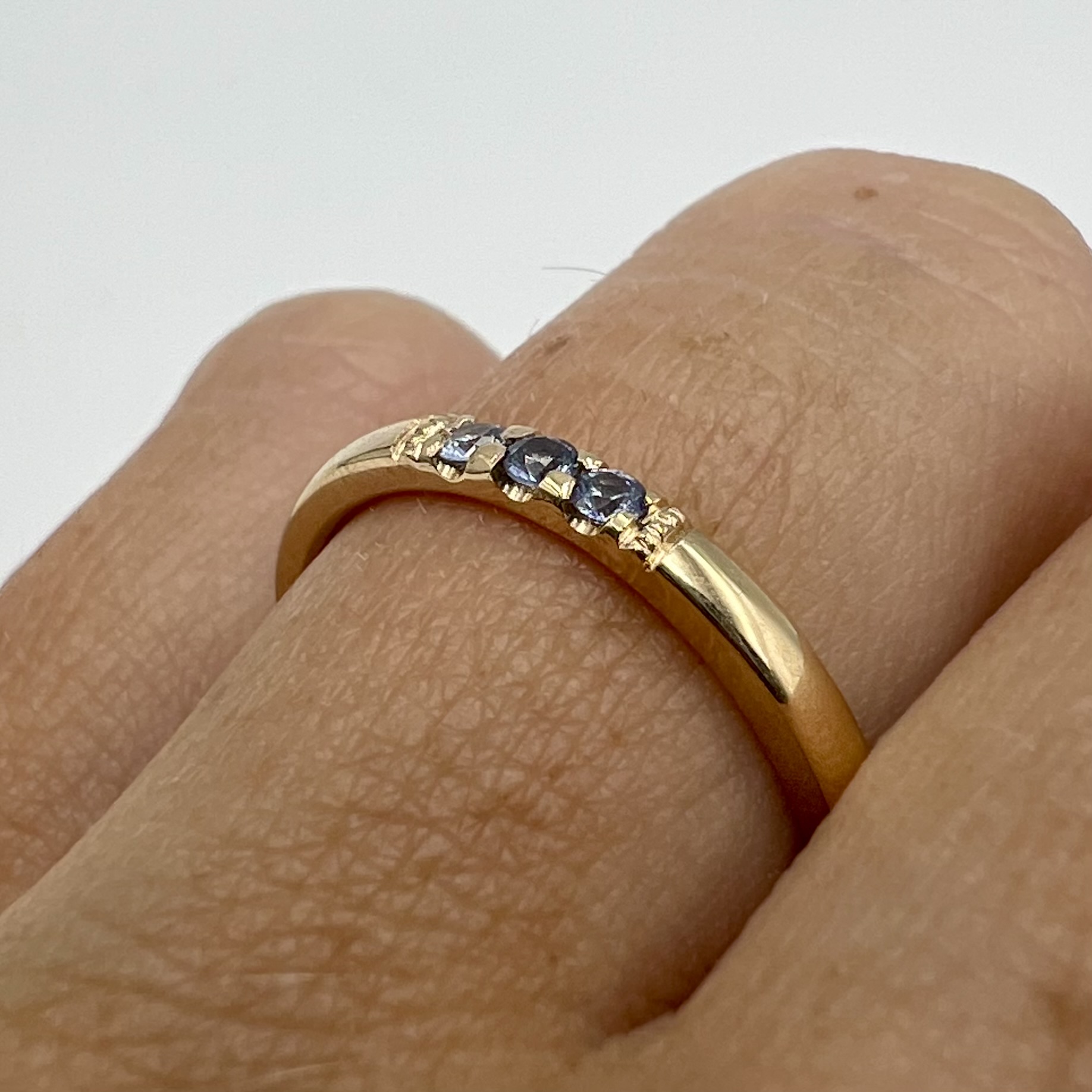 Ring Cornelia handgjord ljusblå safirer guld 18 karat 