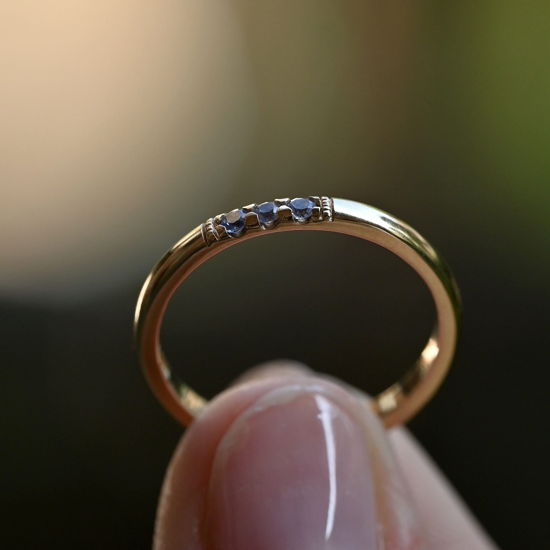 Ring Cornelia handgjord ljusblå safirer guld 18 karat