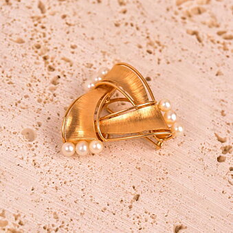 18K Gold Brooch with 9 Pearls, Vintage