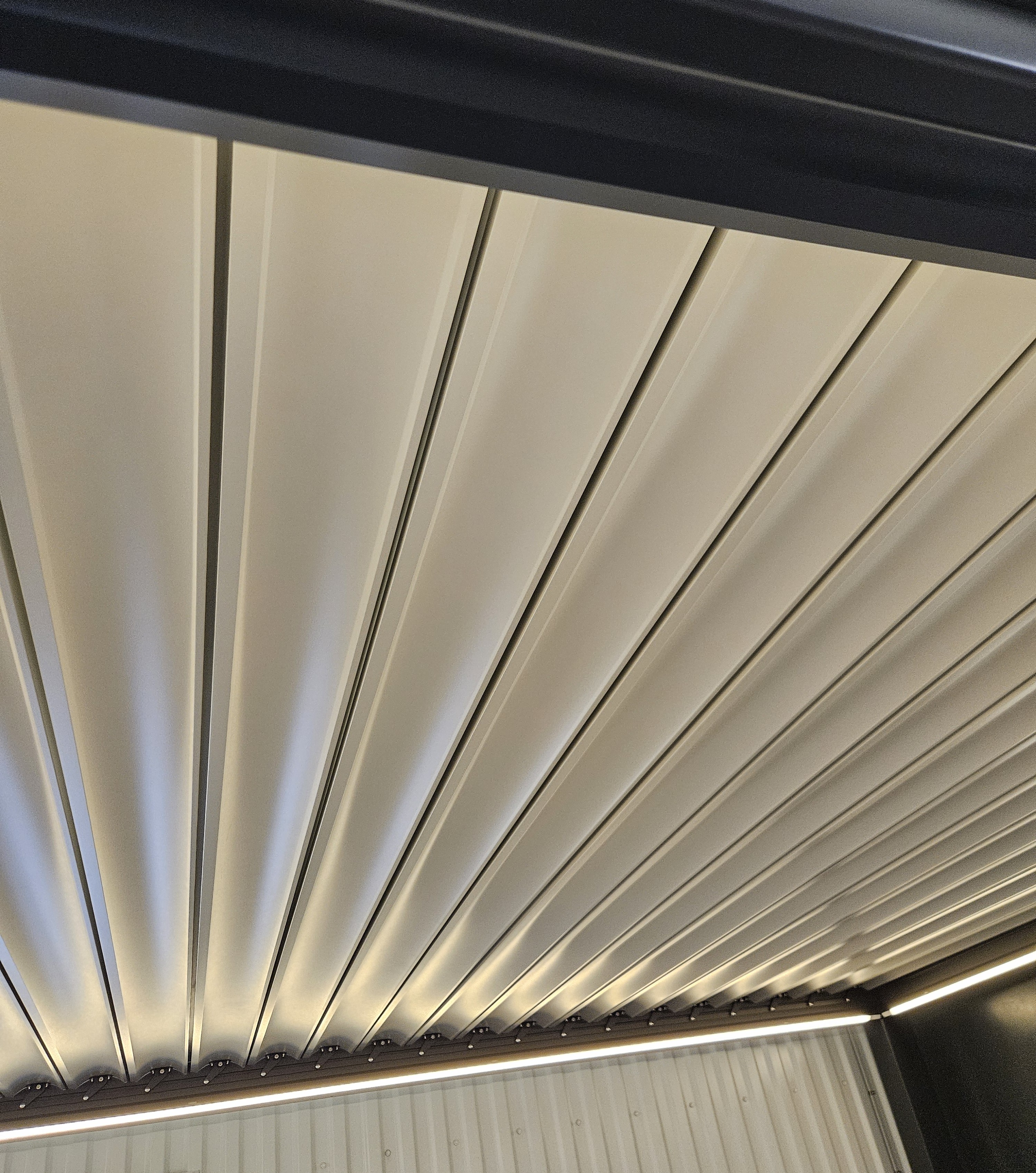 Pergola i antracit med LED-belysning för altan och uteplats