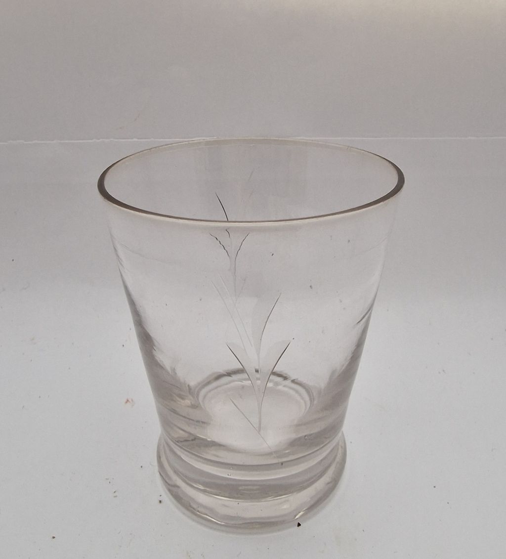 Selter glass with engraved leaves