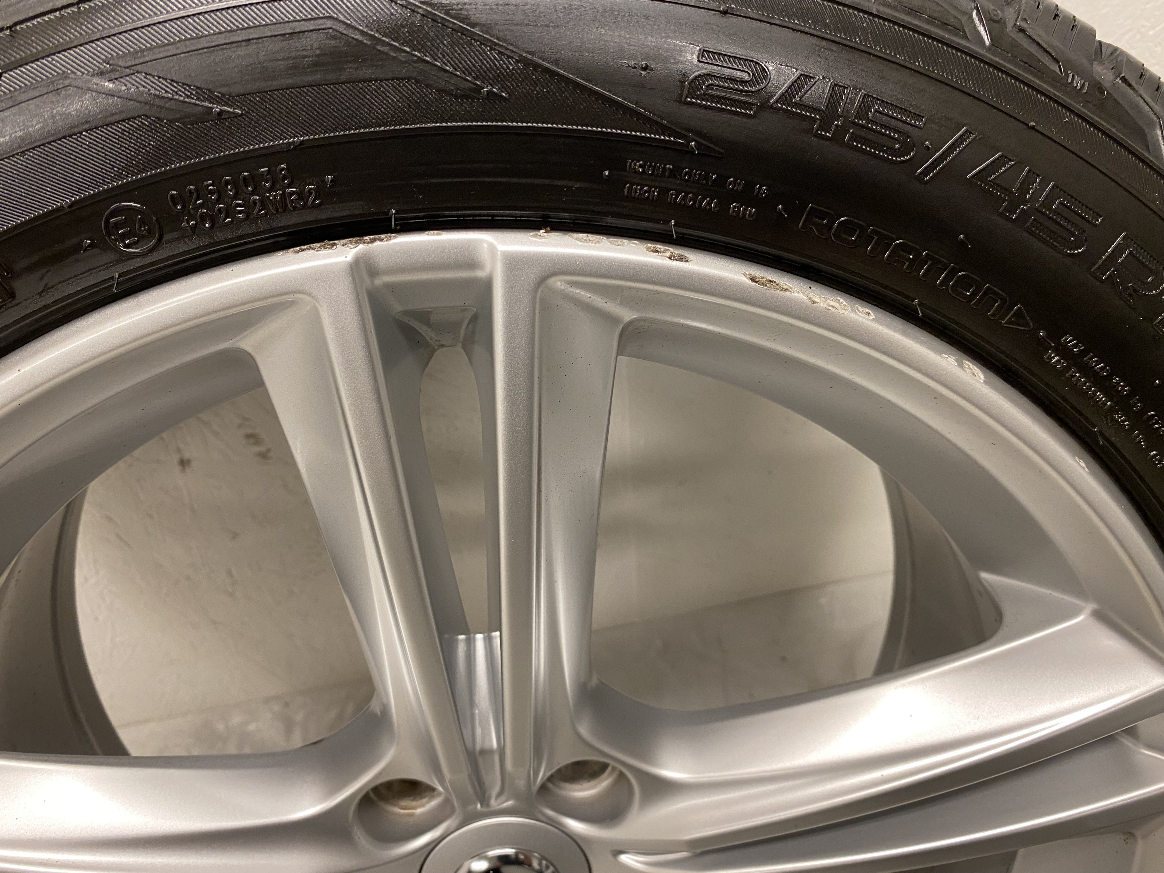 Kompletta Vinterhjul M+S | 18" VOLVO V90 31362839 | 5x108 8x18 ET42 63.4 + 2 st 245/45 R18 100T XL Nokian Hakkpeliitta R3 | V49-2019 | 7.2mm | 7.2mm + 2 st 245/45 R18 100R XL Nokian Hakkapeliitta R2 | V04-2018 | 7.2mm | 3.5mm - 10