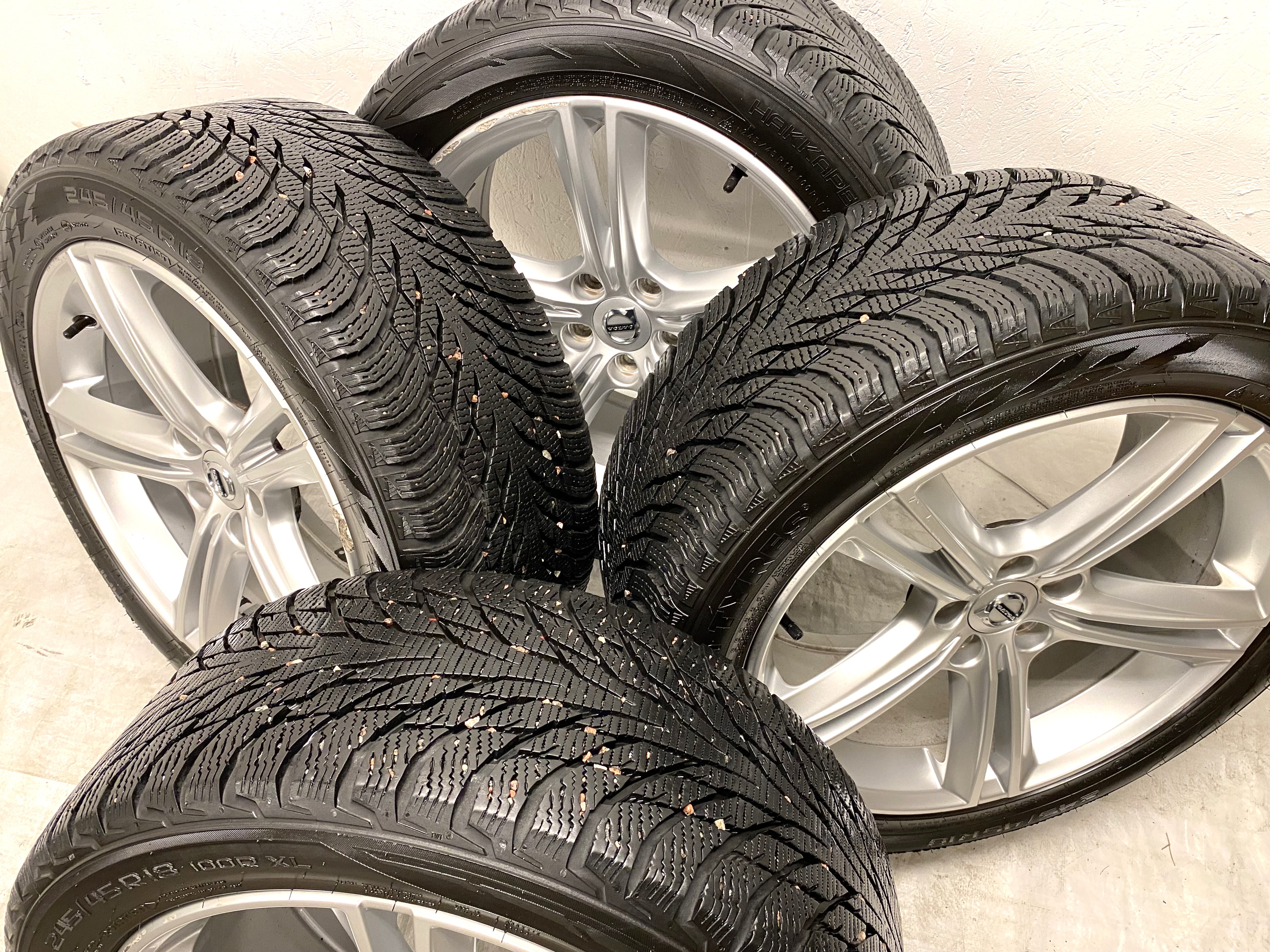 Kompletta Vinterhjul M+S | 18" VOLVO V90 31362839 | 5x108 8x18 ET42 63.4 + 2 st 245/45 R18 100T XL Nokian Hakkpeliitta R3 | V49-2019 | 7.2mm | 7.2mm + 2 st 245/45 R18 100R XL Nokian Hakkapeliitta R2 | V04-2018 | 7.2mm | 3.5mm - 3