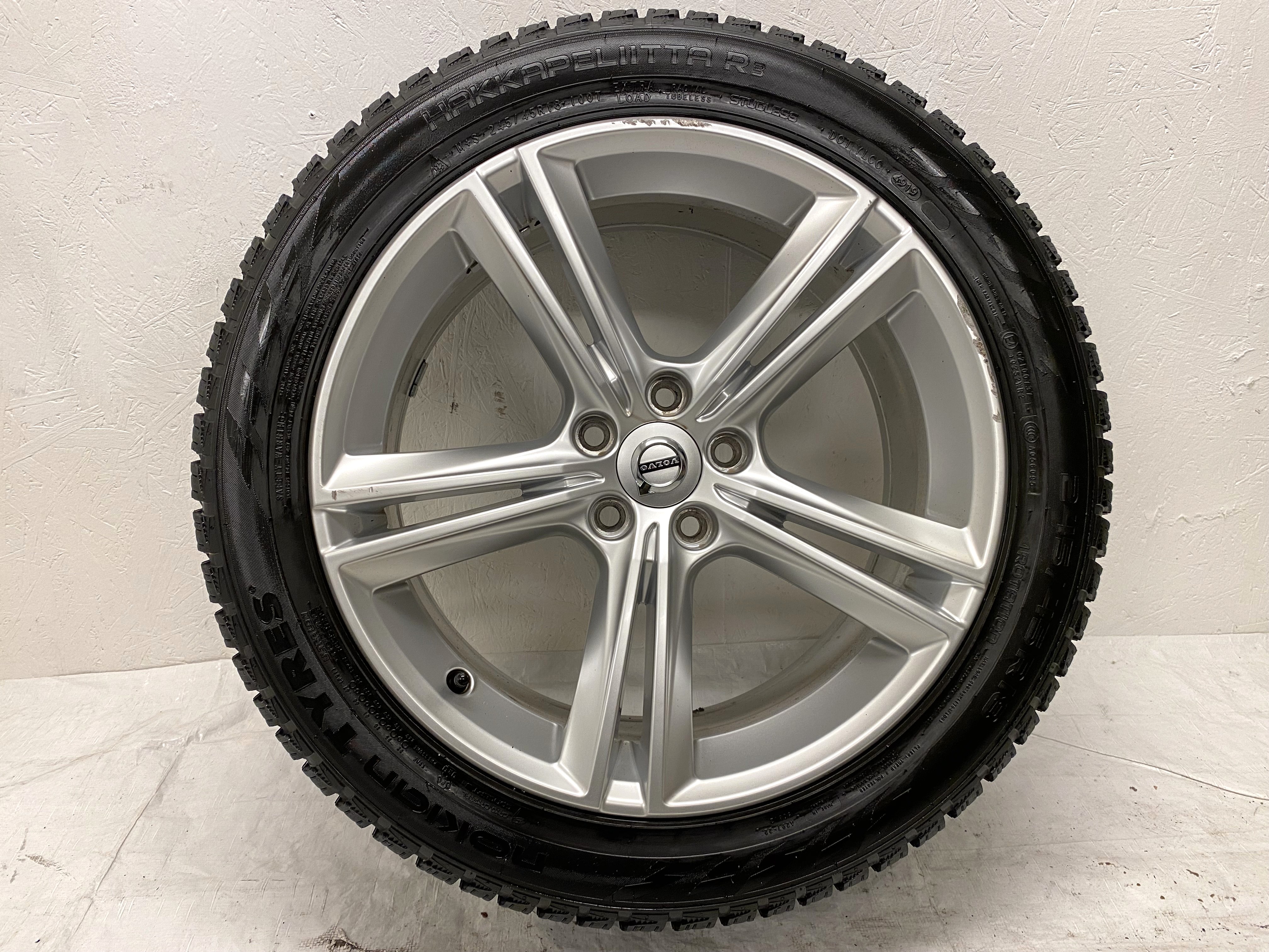 Kompletta Vinterhjul M+S | 18" VOLVO V90 31362839 | 5x108 8x18 ET42 63.4 + 2 st 245/45 R18 100T XL Nokian Hakkpeliitta R3 | V49-2019 | 7.2mm | 7.2mm + 2 st 245/45 R18 100R XL Nokian Hakkapeliitta R2 | V04-2018 | 7.2mm | 3.5mm - 20