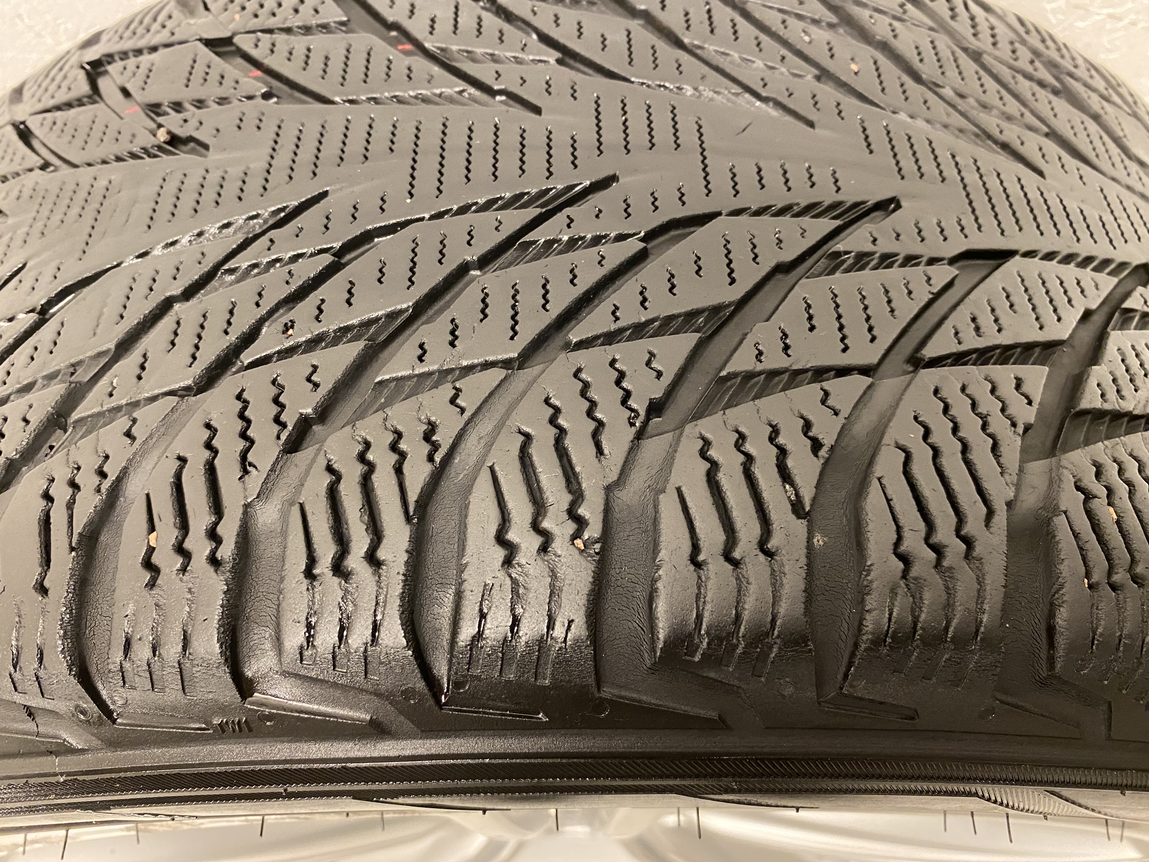 Kompletta Vinterhjul M+S | 18" VOLVO V90 31362839 | 5x108 8x18 ET42 63.4 + 2 st 245/45 R18 100T XL Nokian Hakkpeliitta R3 | V49-2019 | 7.2mm | 7.2mm + 2 st 245/45 R18 100R XL Nokian Hakkapeliitta R2 | V04-2018 | 7.2mm | 3.5mm - 15