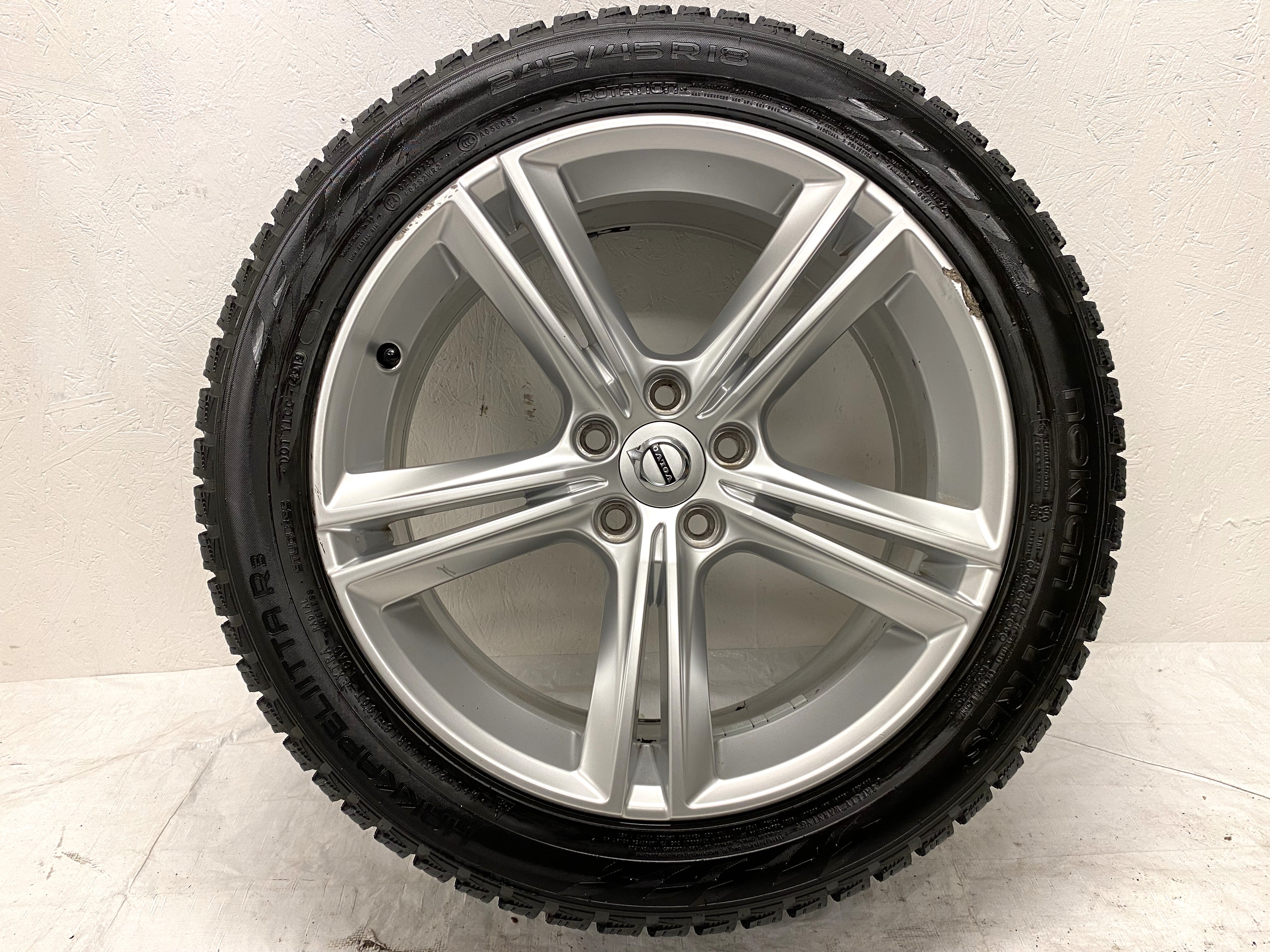 Kompletta Vinterhjul M+S | 18" VOLVO V90 31362839 | 5x108 8x18 ET42 63.4 + 2 st 245/45 R18 100T XL Nokian Hakkpeliitta R3 | V49-2019 | 7.2mm | 7.2mm + 2 st 245/45 R18 100R XL Nokian Hakkapeliitta R2 | V04-2018 | 7.2mm | 3.5mm - 16
