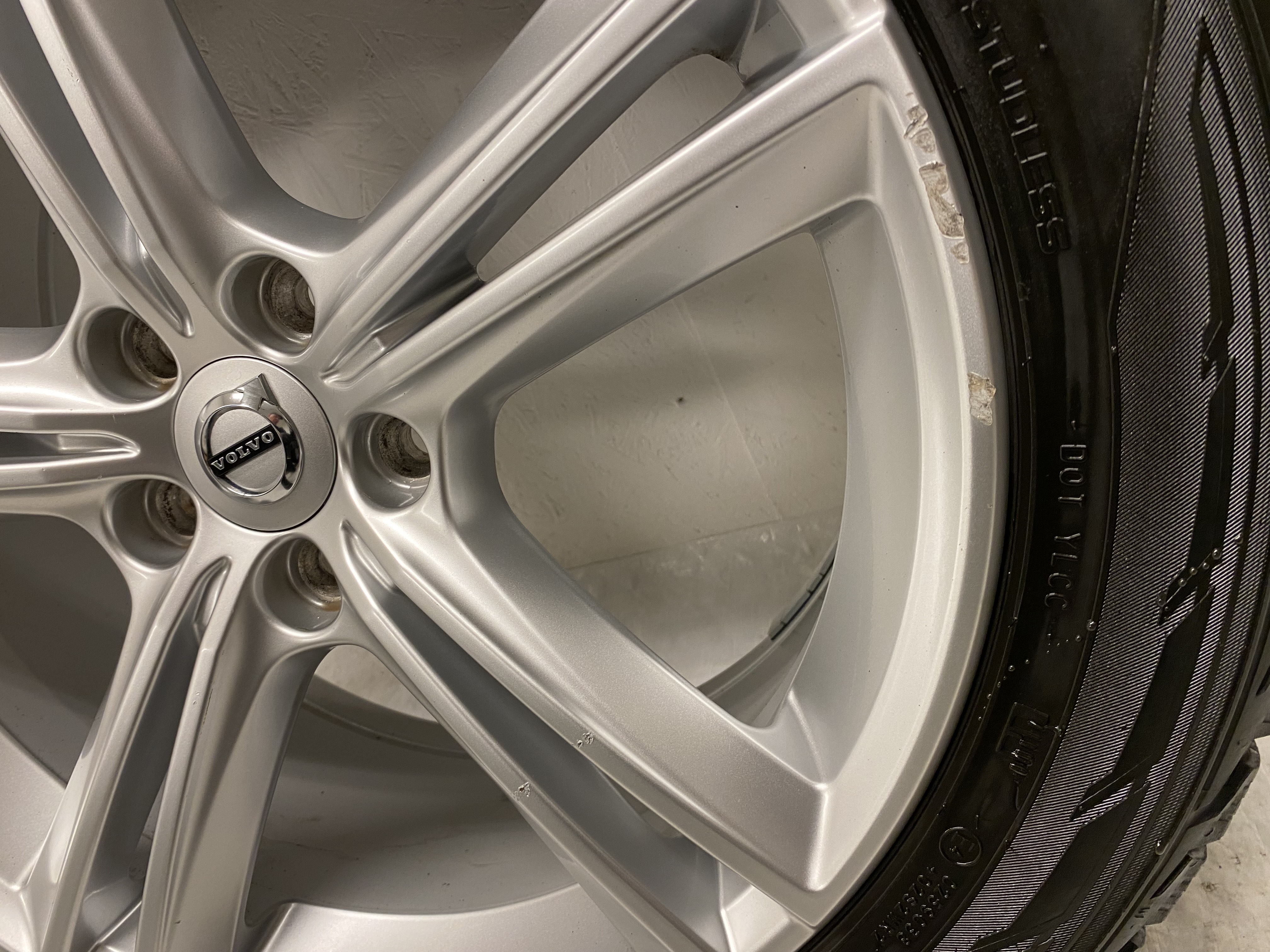 Kompletta Vinterhjul M+S | 18" VOLVO V90 31362839 | 5x108 8x18 ET42 63.4 + 2 st 245/45 R18 100T XL Nokian Hakkpeliitta R3 | V49-2019 | 7.2mm | 7.2mm + 2 st 245/45 R18 100R XL Nokian Hakkapeliitta R2 | V04-2018 | 7.2mm | 3.5mm - 14
