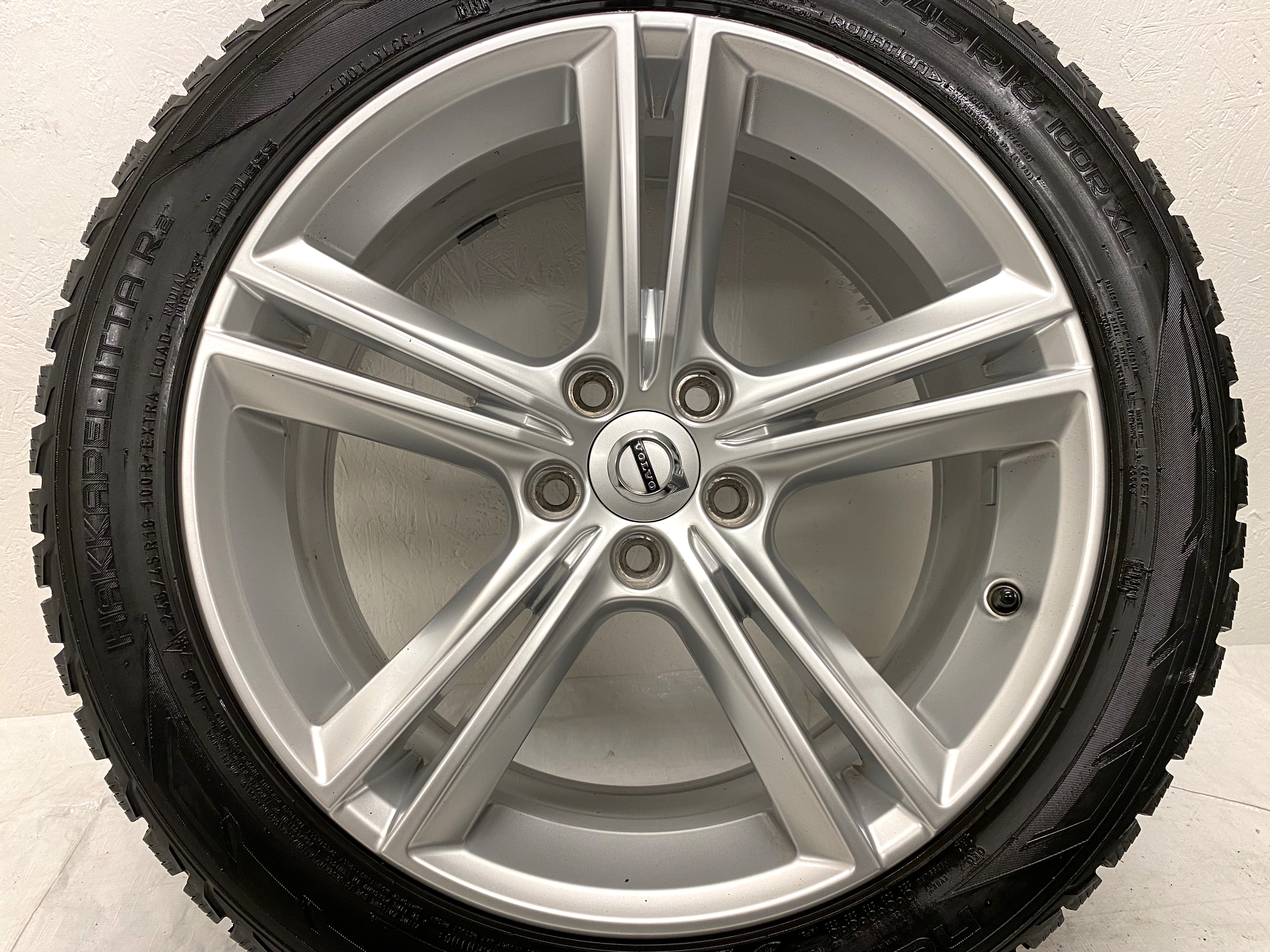 Kompletta Vinterhjul M+S | 18" VOLVO V90 31362839 | 5x108 8x18 ET42 63.4 + 2 st 245/45 R18 100T XL Nokian Hakkpeliitta R3 | V49-2019 | 7.2mm | 7.2mm + 2 st 245/45 R18 100R XL Nokian Hakkapeliitta R2 | V04-2018 | 7.2mm | 3.5mm - 9