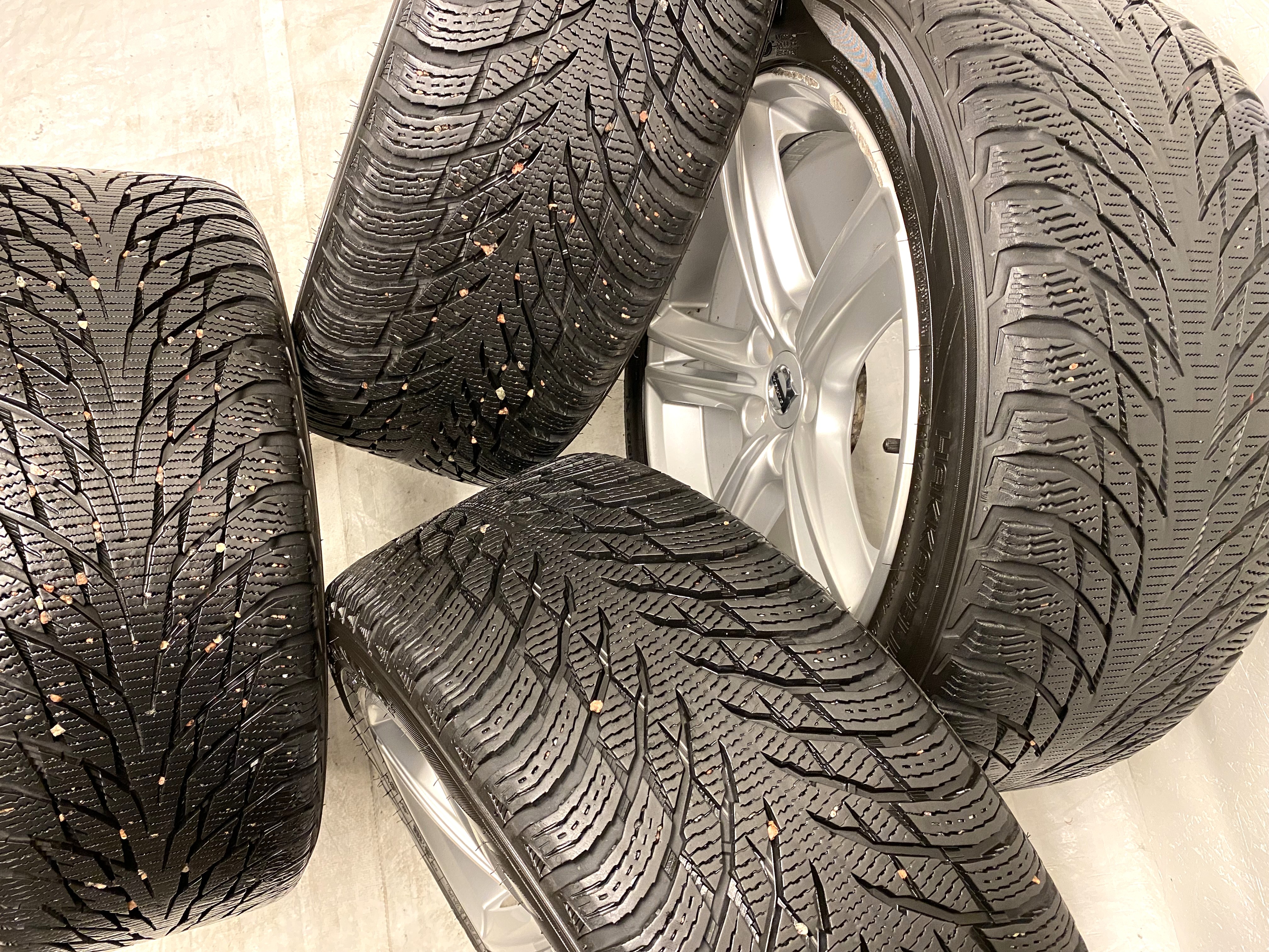 Kompletta Vinterhjul M+S | 18" VOLVO V90 31362839 | 5x108 8x18 ET42 63.4 + 2 st 245/45 R18 100T XL Nokian Hakkpeliitta R3 | V49-2019 | 7.2mm | 7.2mm + 2 st 245/45 R18 100R XL Nokian Hakkapeliitta R2 | V04-2018 | 7.2mm | 3.5mm - 5