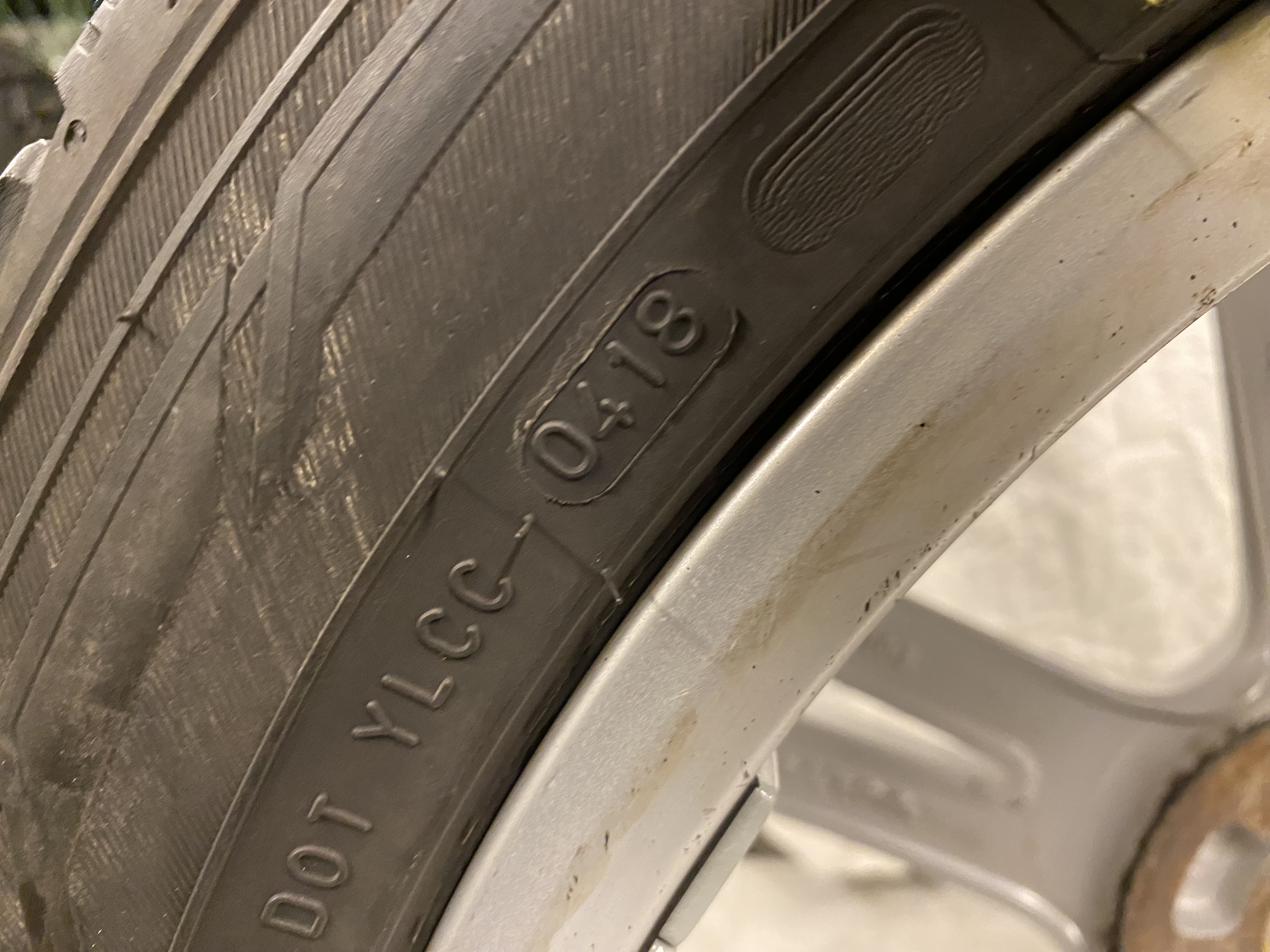 Kompletta Vinterhjul M+S | 18" VOLVO V90 31362839 | 5x108 8x18 ET42 63.4 + 2 st 245/45 R18 100T XL Nokian Hakkpeliitta R3 | V49-2019 | 7.2mm | 7.2mm + 2 st 245/45 R18 100R XL Nokian Hakkapeliitta R2 | V04-2018 | 7.2mm | 3.5mm - 25
