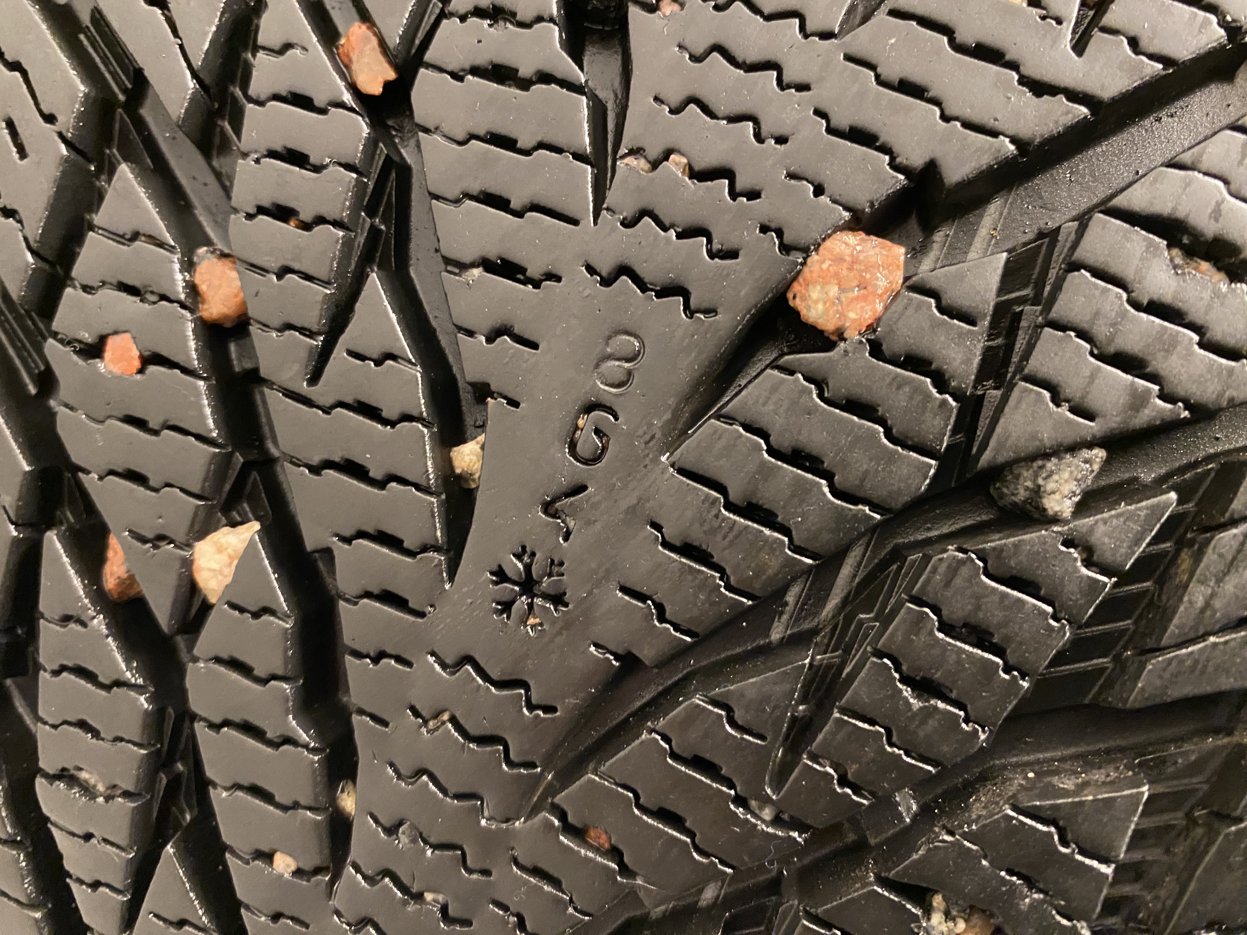 Kompletta Vinterhjul M+S | 18" VOLVO V90 31362839 | 5x108 8x18 ET42 63.4 + 2 st 245/45 R18 100T XL Nokian Hakkpeliitta R3 | V49-2019 | 7.2mm | 7.2mm + 2 st 245/45 R18 100R XL Nokian Hakkapeliitta R2 | V04-2018 | 7.2mm | 3.5mm - 6