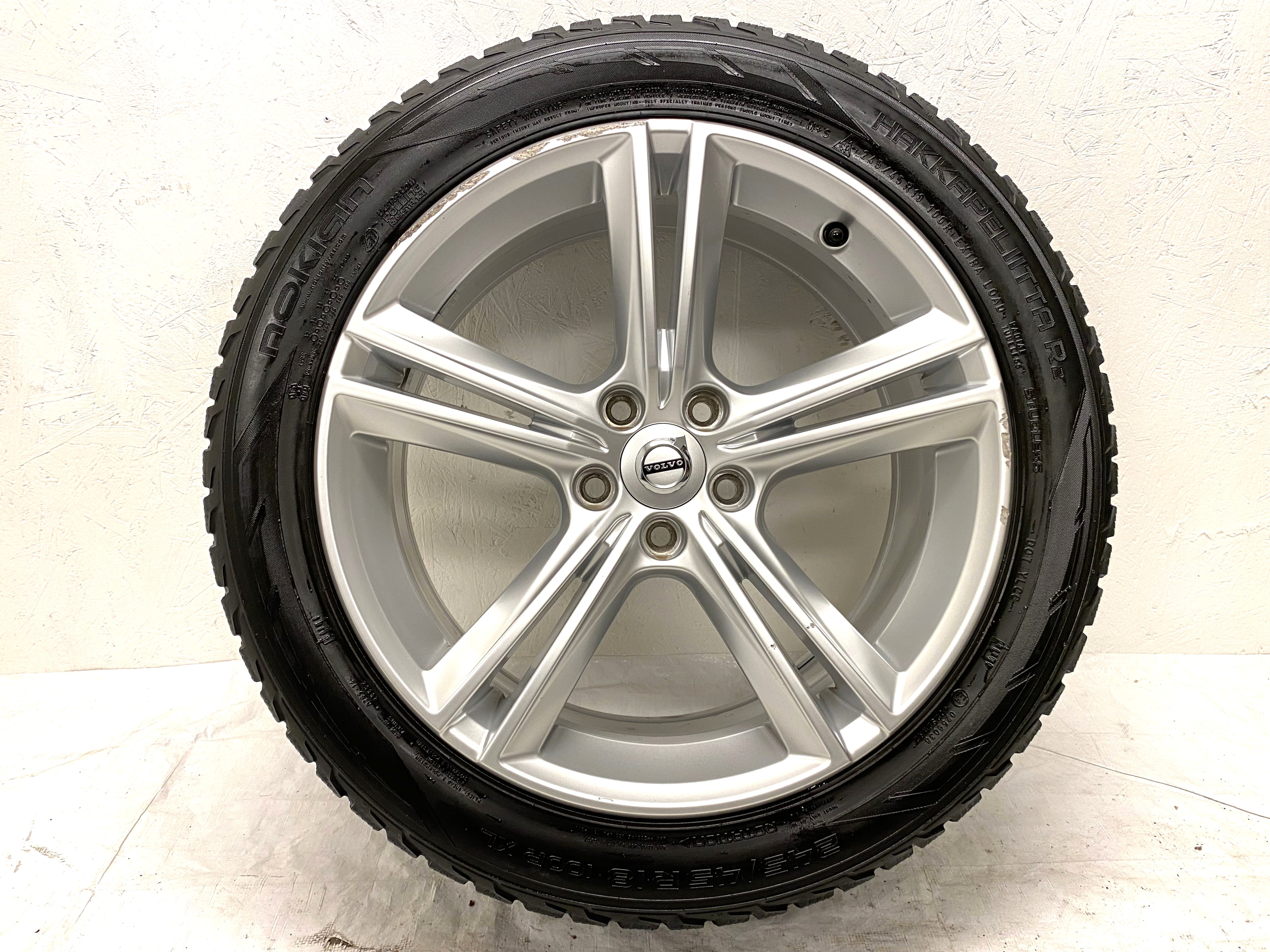 Kompletta Vinterhjul M+S | 18" VOLVO V90 31362839 | 5x108 8x18 ET42 63.4 + 2 st 245/45 R18 100T XL Nokian Hakkpeliitta R3 | V49-2019 | 7.2mm | 7.2mm + 2 st 245/45 R18 100R XL Nokian Hakkapeliitta R2 | V04-2018 | 7.2mm | 3.5mm - 11