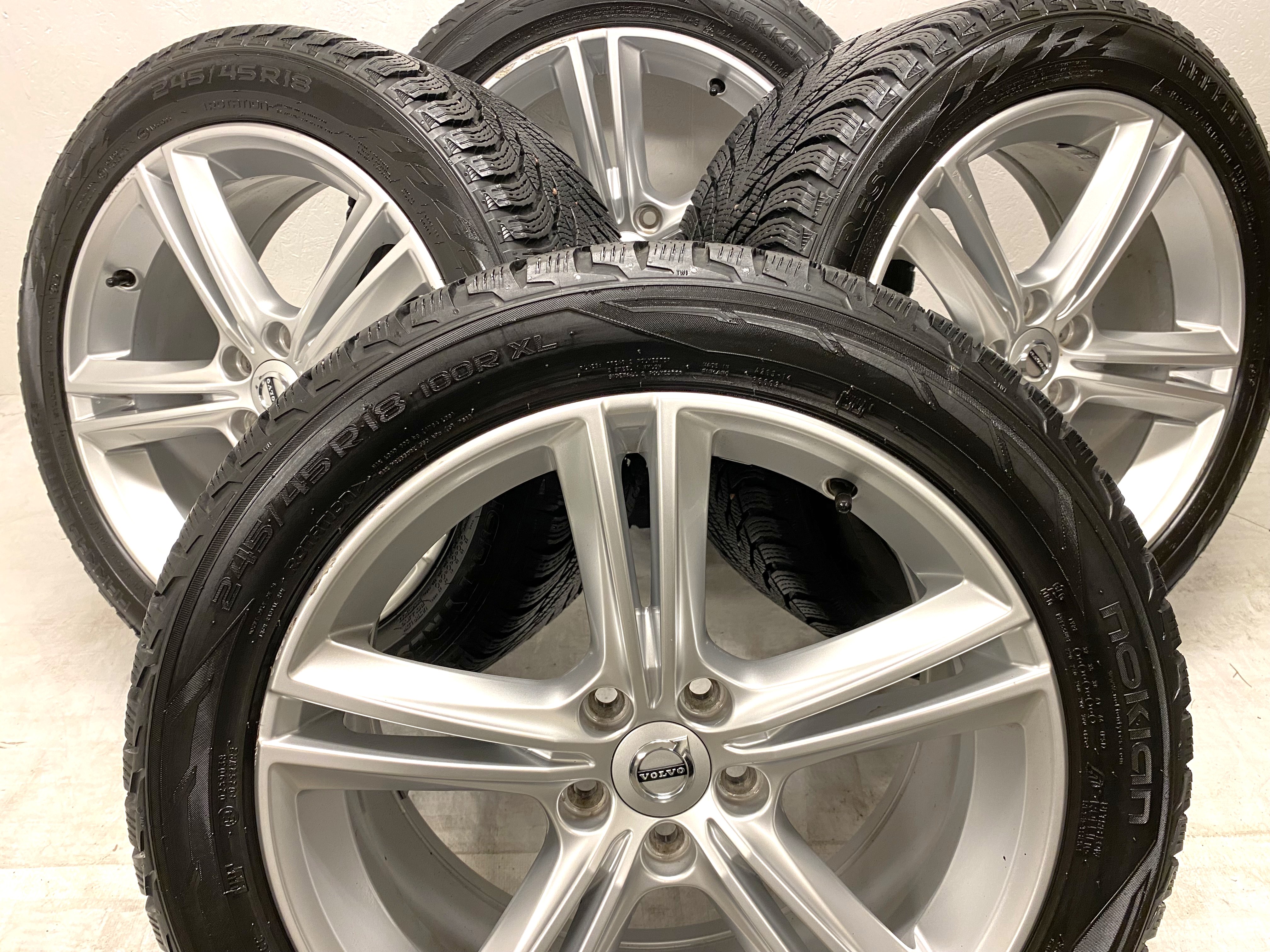 Kompletta Vinterhjul M+S | 18" VOLVO V90 31362839 | 5x108 8x18 ET42 63.4 + 2 st 245/45 R18 100T XL Nokian Hakkpeliitta R3 | V49-2019 | 7.2mm | 7.2mm + 2 st 245/45 R18 100R XL Nokian Hakkapeliitta R2 | V04-2018 | 7.2mm | 3.5mm - 2