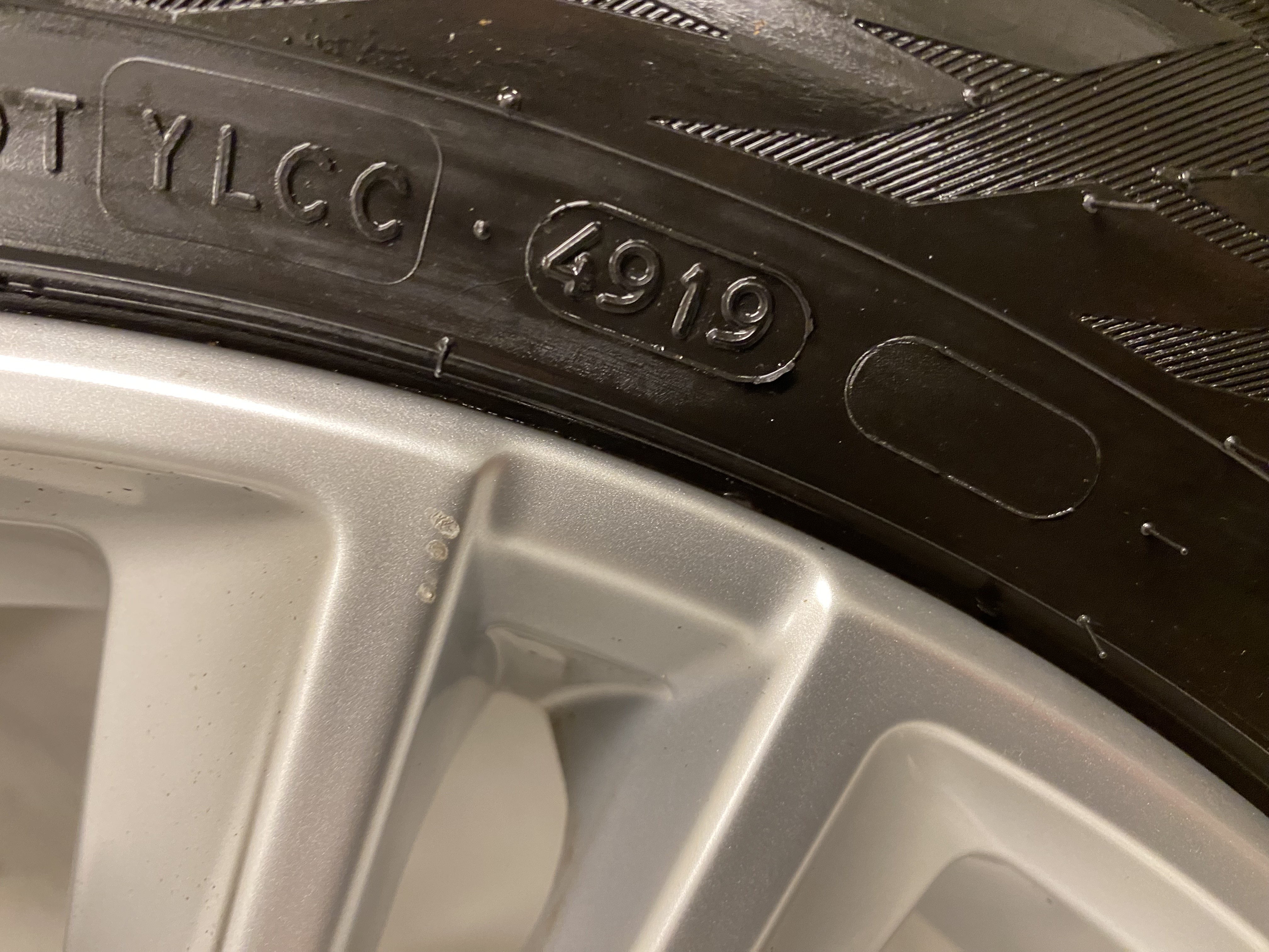 Kompletta Vinterhjul M+S | 18" VOLVO V90 31362839 | 5x108 8x18 ET42 63.4 + 2 st 245/45 R18 100T XL Nokian Hakkpeliitta R3 | V49-2019 | 7.2mm | 7.2mm + 2 st 245/45 R18 100R XL Nokian Hakkapeliitta R2 | V04-2018 | 7.2mm | 3.5mm - 24