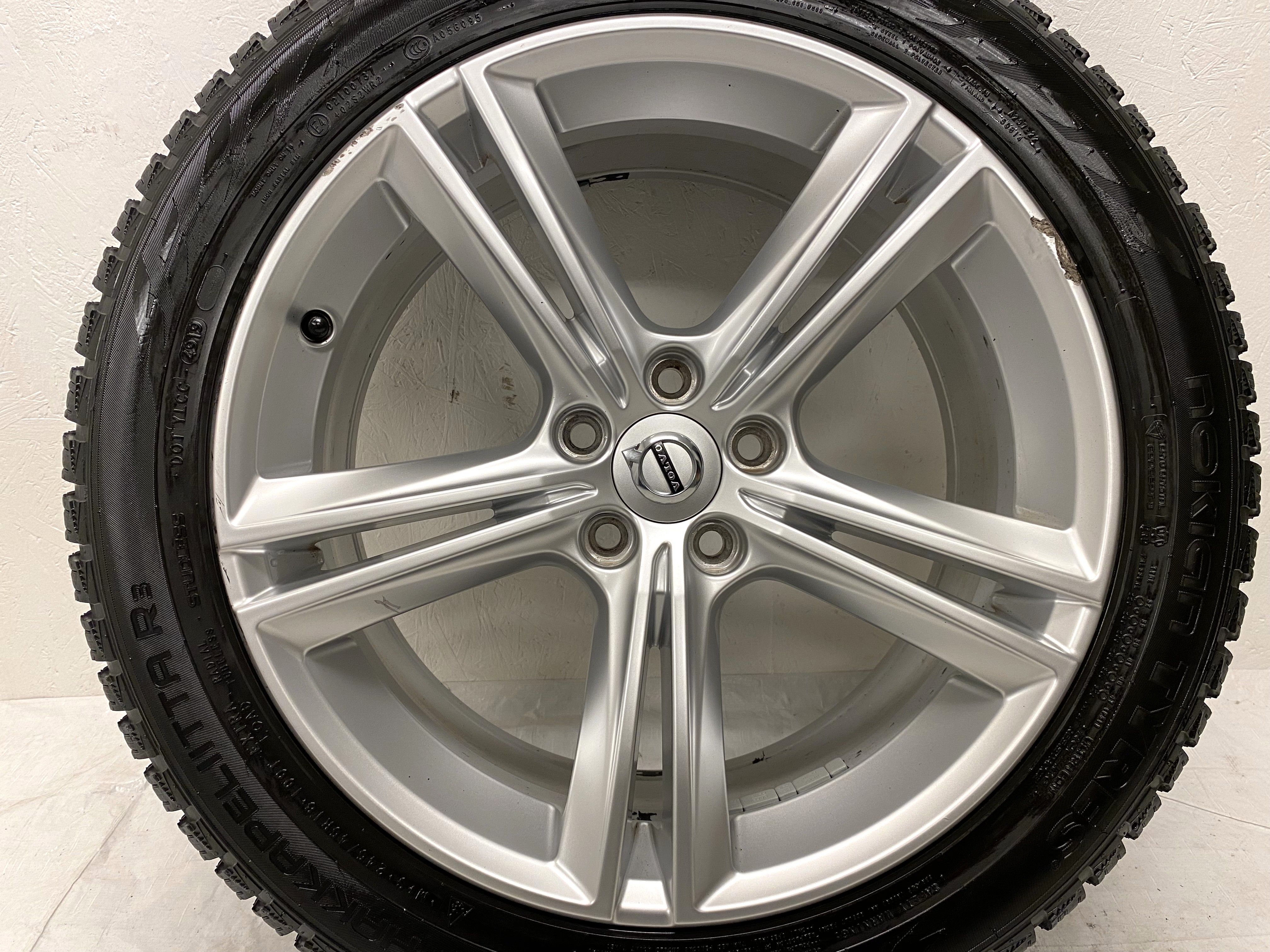 Kompletta Vinterhjul M+S | 18" VOLVO V90 31362839 | 5x108 8x18 ET42 63.4 + 2 st 245/45 R18 100T XL Nokian Hakkpeliitta R3 | V49-2019 | 7.2mm | 7.2mm + 2 st 245/45 R18 100R XL Nokian Hakkapeliitta R2 | V04-2018 | 7.2mm | 3.5mm - 17