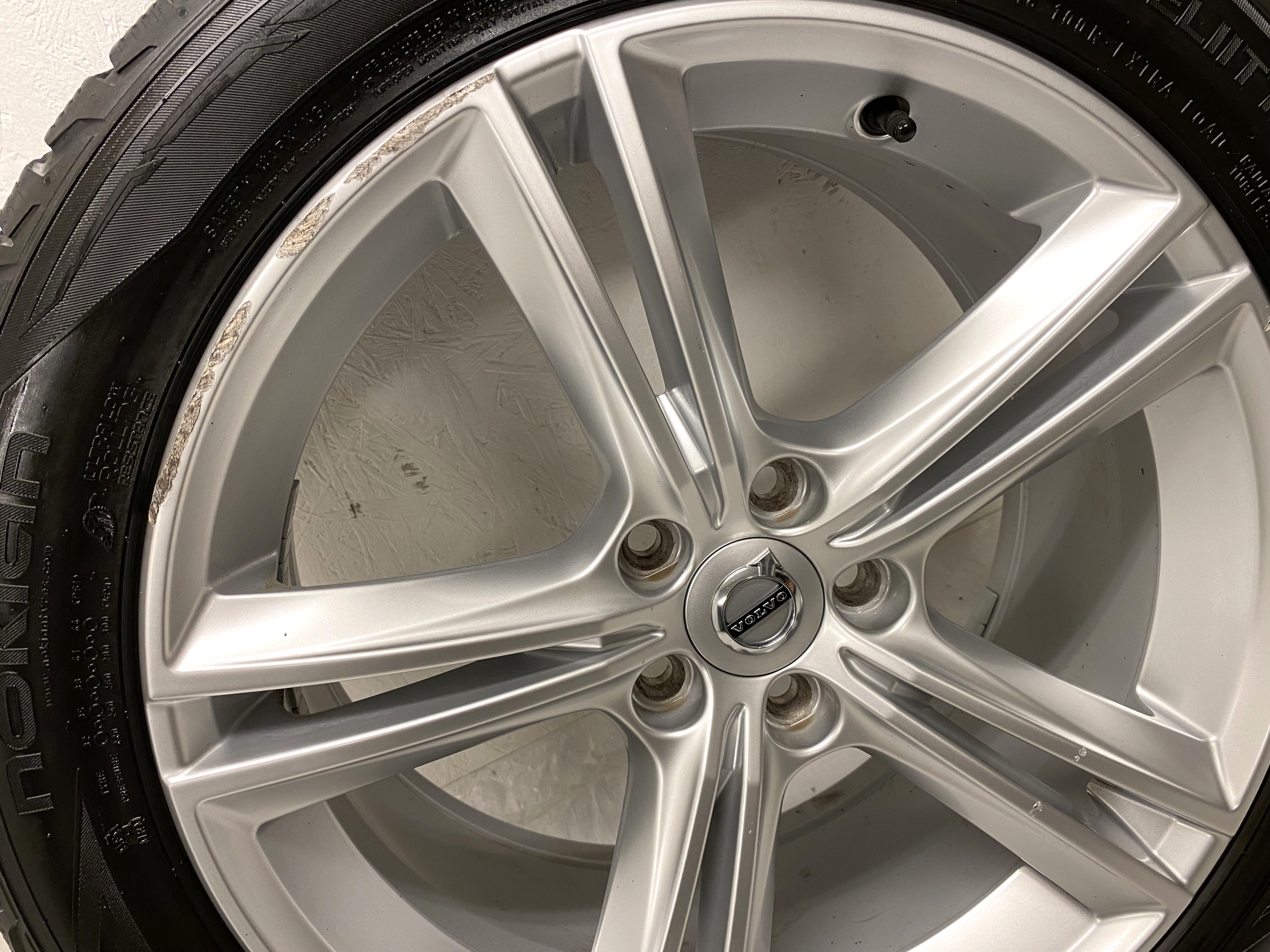 Kompletta Vinterhjul M+S | 18" VOLVO V90 31362839 | 5x108 8x18 ET42 63.4 + 2 st 245/45 R18 100T XL Nokian Hakkpeliitta R3 | V49-2019 | 7.2mm | 7.2mm + 2 st 245/45 R18 100R XL Nokian Hakkapeliitta R2 | V04-2018 | 7.2mm | 3.5mm - 13