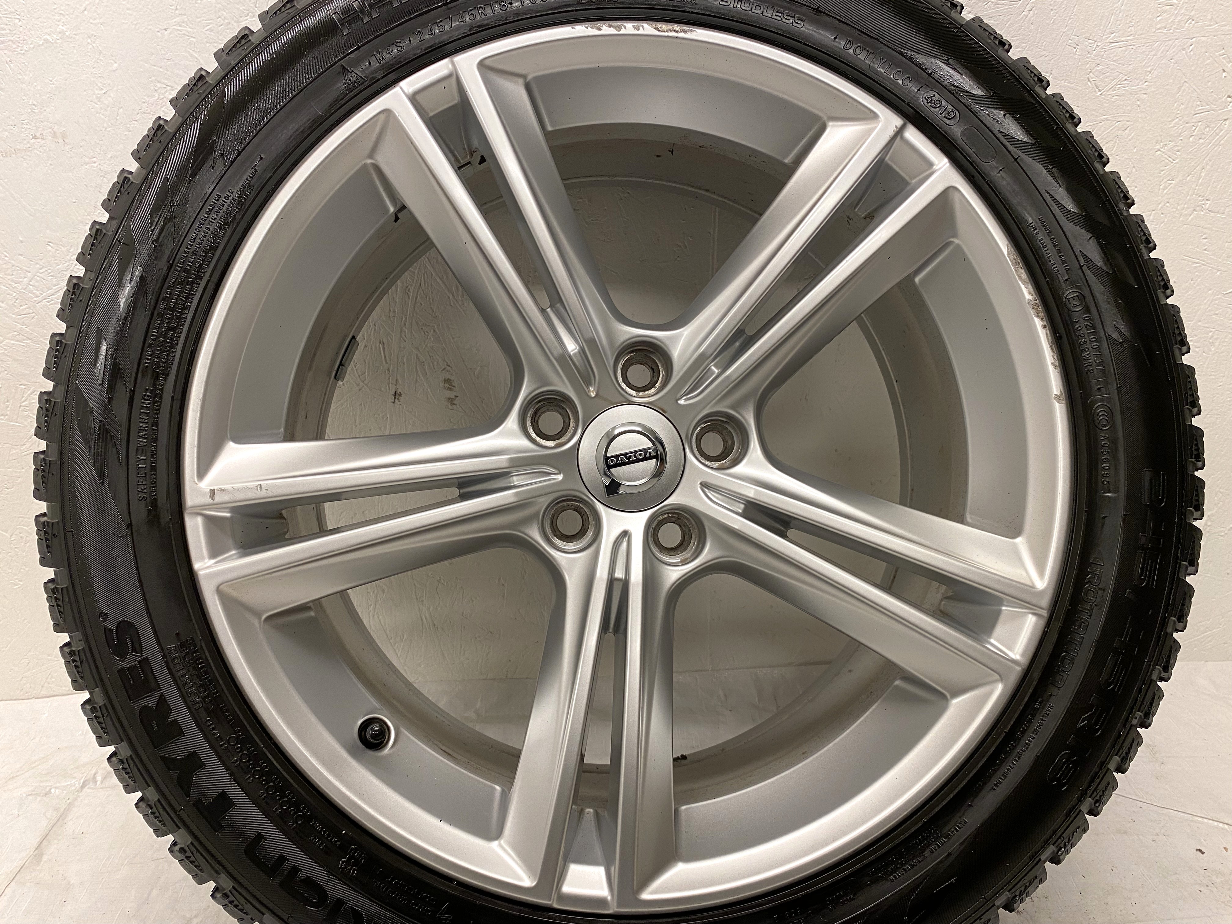 Kompletta Vinterhjul M+S | 18" VOLVO V90 31362839 | 5x108 8x18 ET42 63.4 + 2 st 245/45 R18 100T XL Nokian Hakkpeliitta R3 | V49-2019 | 7.2mm | 7.2mm + 2 st 245/45 R18 100R XL Nokian Hakkapeliitta R2 | V04-2018 | 7.2mm | 3.5mm - 21