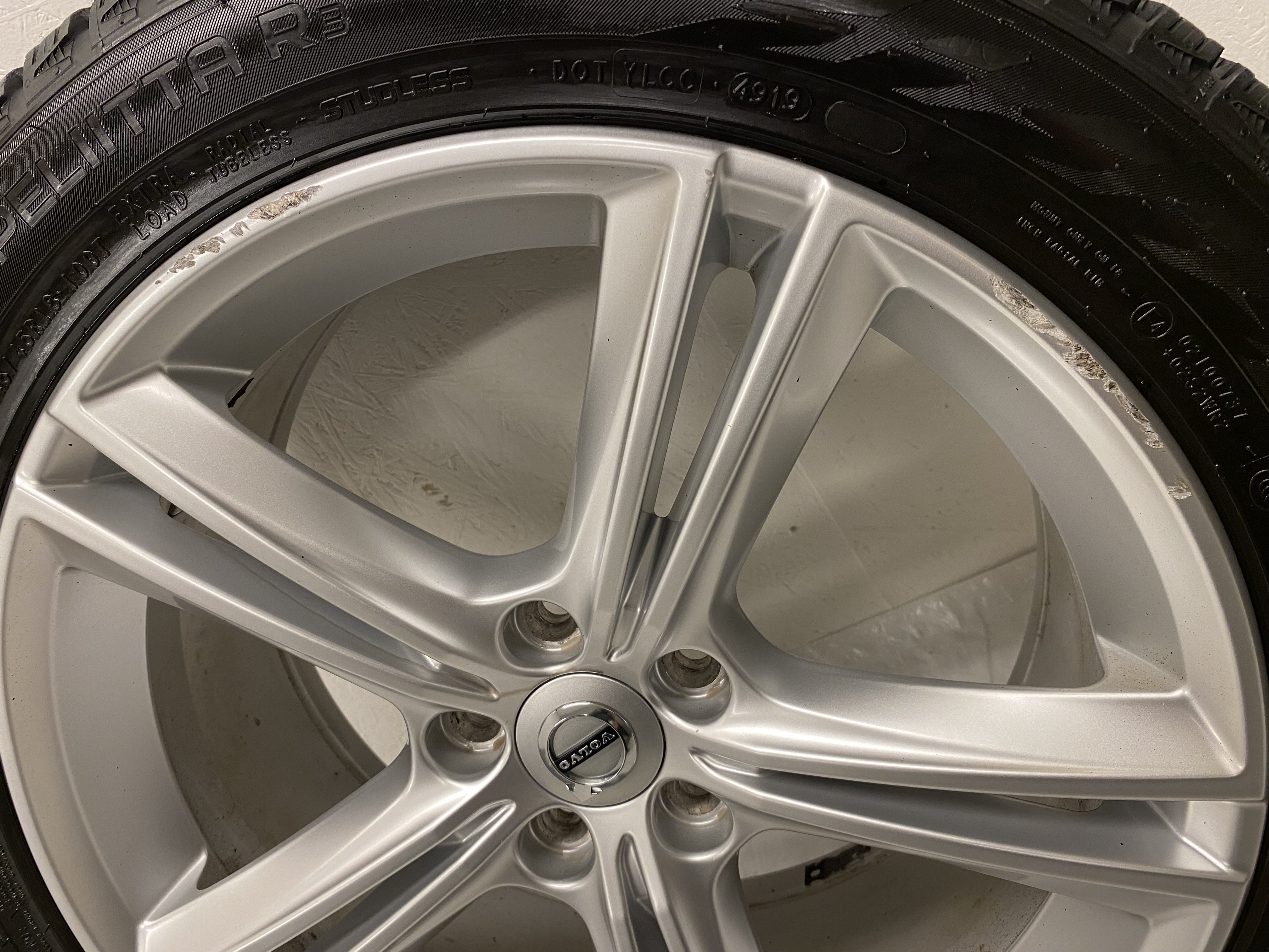 Kompletta Vinterhjul M+S | 18" VOLVO V90 31362839 | 5x108 8x18 ET42 63.4 + 2 st 245/45 R18 100T XL Nokian Hakkpeliitta R3 | V49-2019 | 7.2mm | 7.2mm + 2 st 245/45 R18 100R XL Nokian Hakkapeliitta R2 | V04-2018 | 7.2mm | 3.5mm - 22