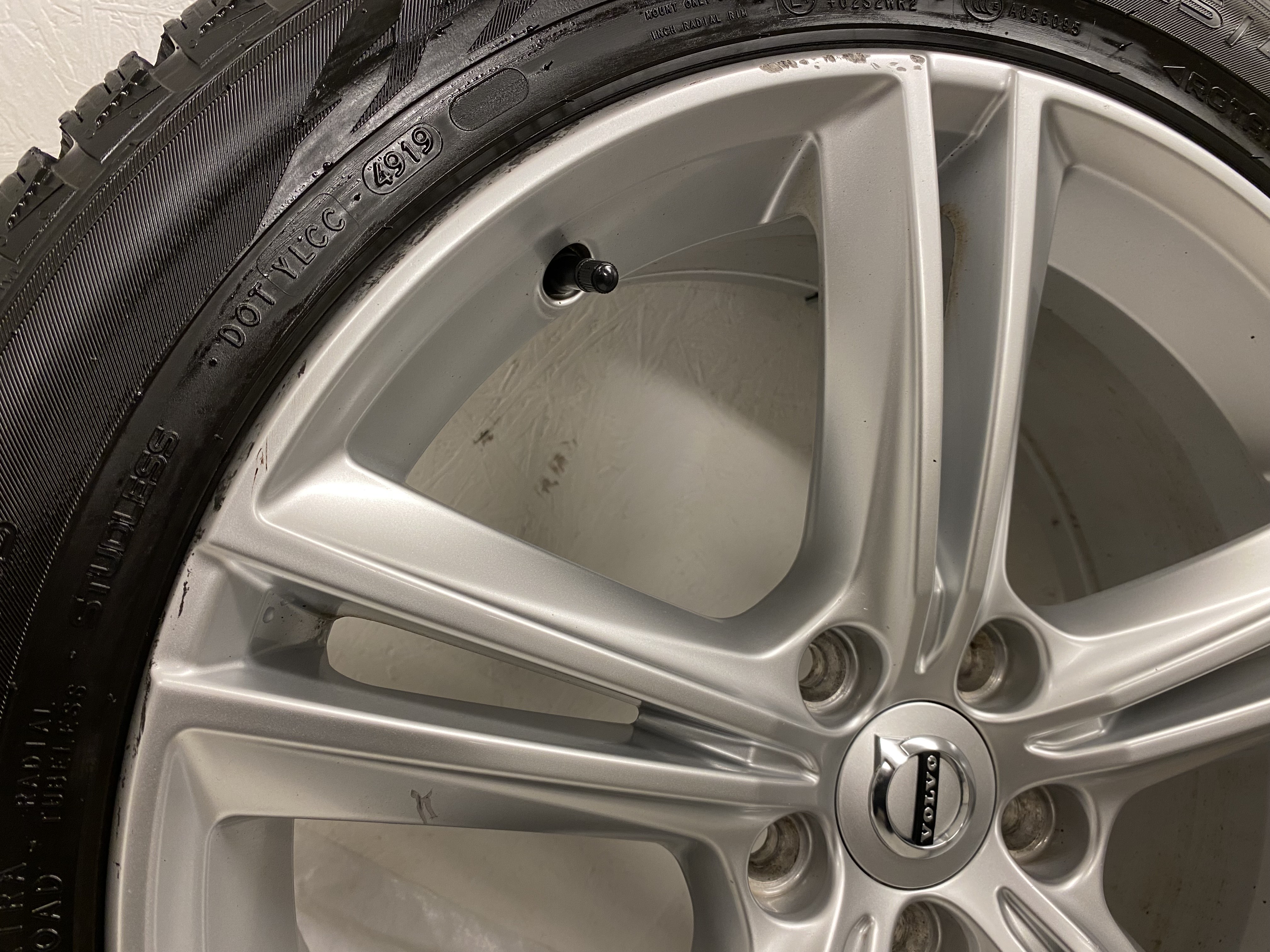Kompletta Vinterhjul M+S | 18" VOLVO V90 31362839 | 5x108 8x18 ET42 63.4 + 2 st 245/45 R18 100T XL Nokian Hakkpeliitta R3 | V49-2019 | 7.2mm | 7.2mm + 2 st 245/45 R18 100R XL Nokian Hakkapeliitta R2 | V04-2018 | 7.2mm | 3.5mm - 19