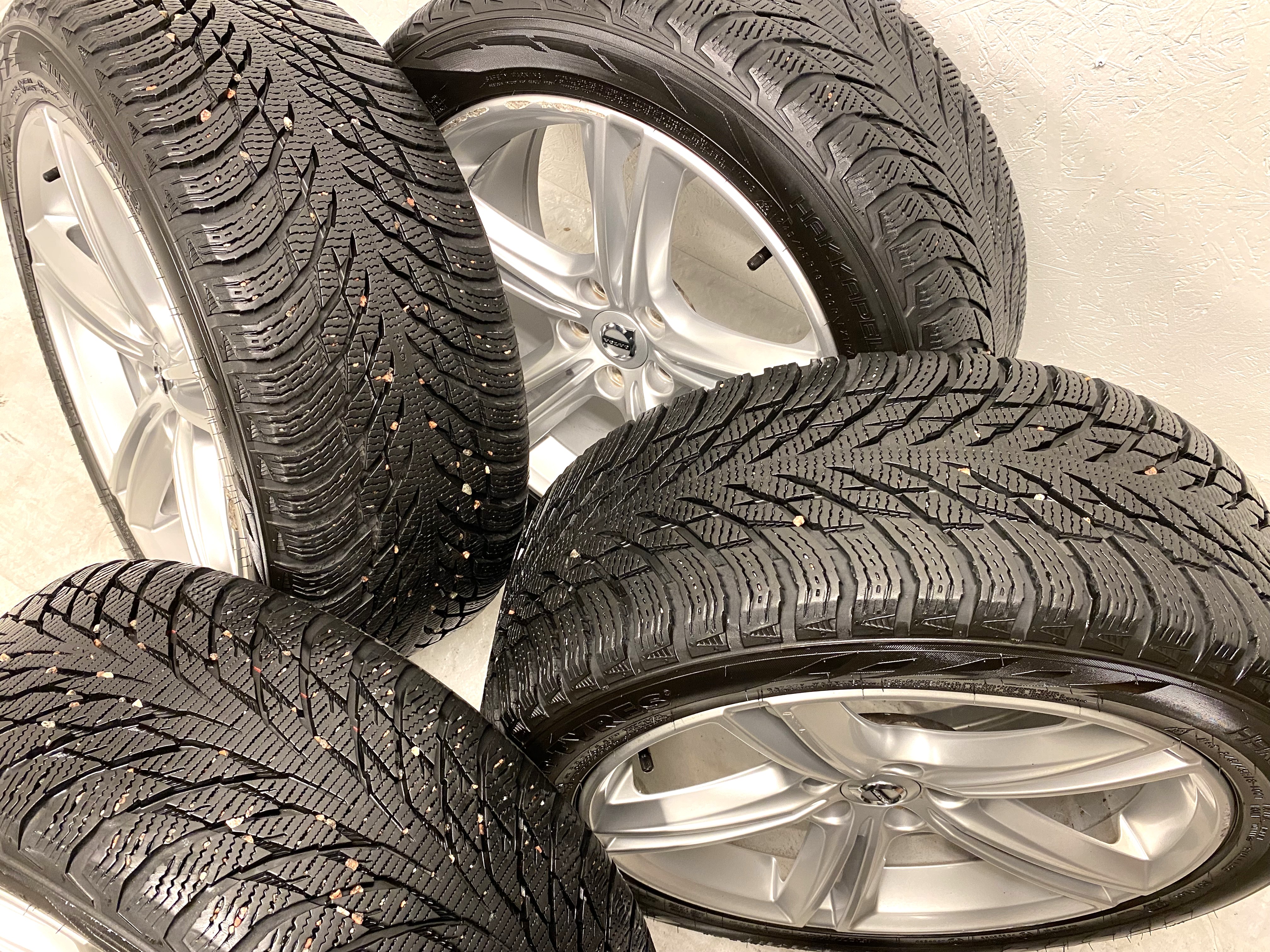 Kompletta Vinterhjul M+S | 18" VOLVO V90 31362839 | 5x108 8x18 ET42 63.4 + 2 st 245/45 R18 100T XL Nokian Hakkpeliitta R3 | V49-2019 | 7.2mm | 7.2mm + 2 st 245/45 R18 100R XL Nokian Hakkapeliitta R2 | V04-2018 | 7.2mm | 3.5mm - 4