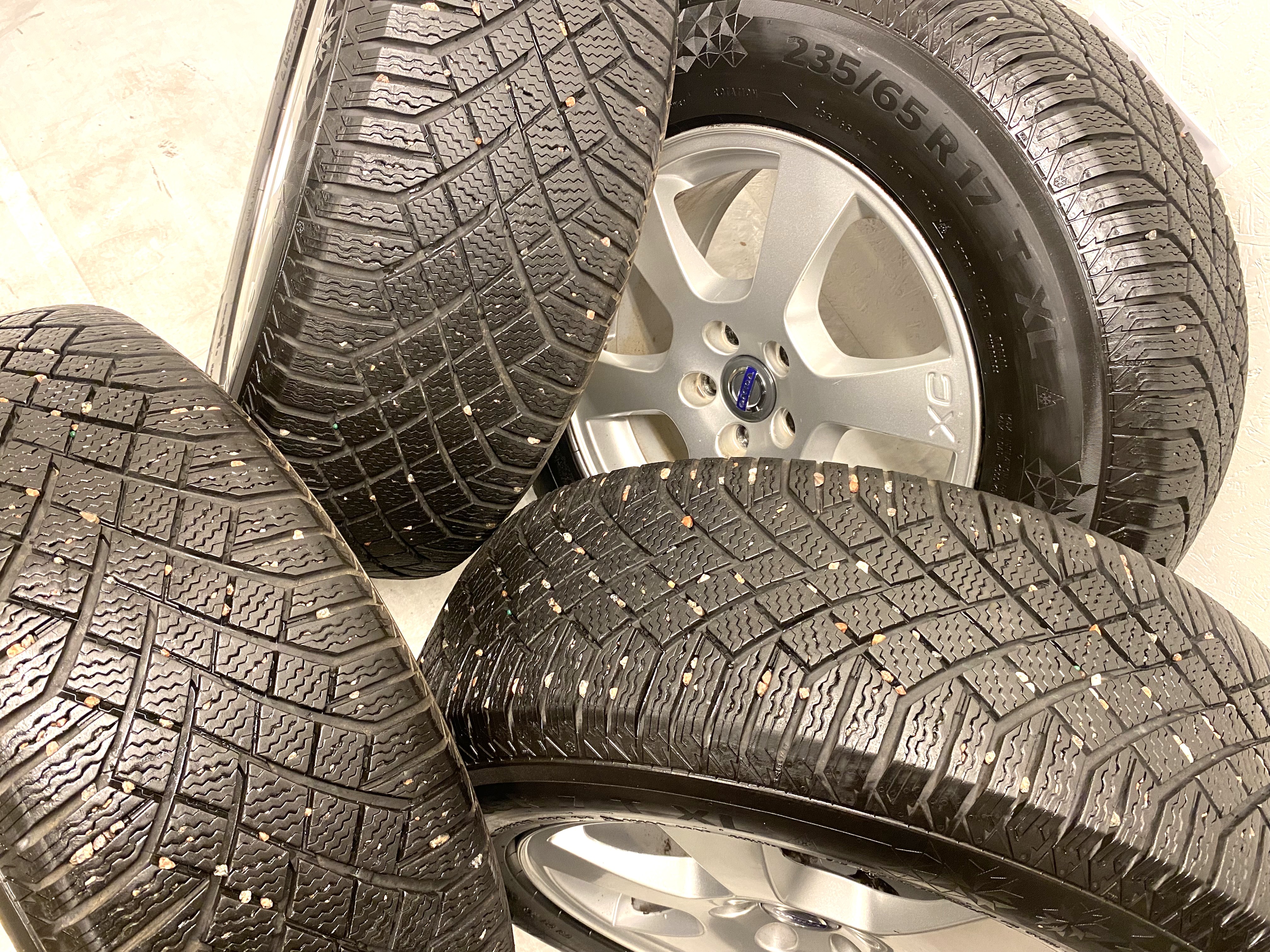 Kompletta Vinterhjul M+S | 17" VOLVO XC60 SEGIN Original 30671480 | 5x108 7.5x17 ET55 63.4 + 235/65 R17 108T XL Continental Viking Contact 7 | V34-2018 | 7.2mm | 7.2mm | 6.8mm | 6.8mm - 4
