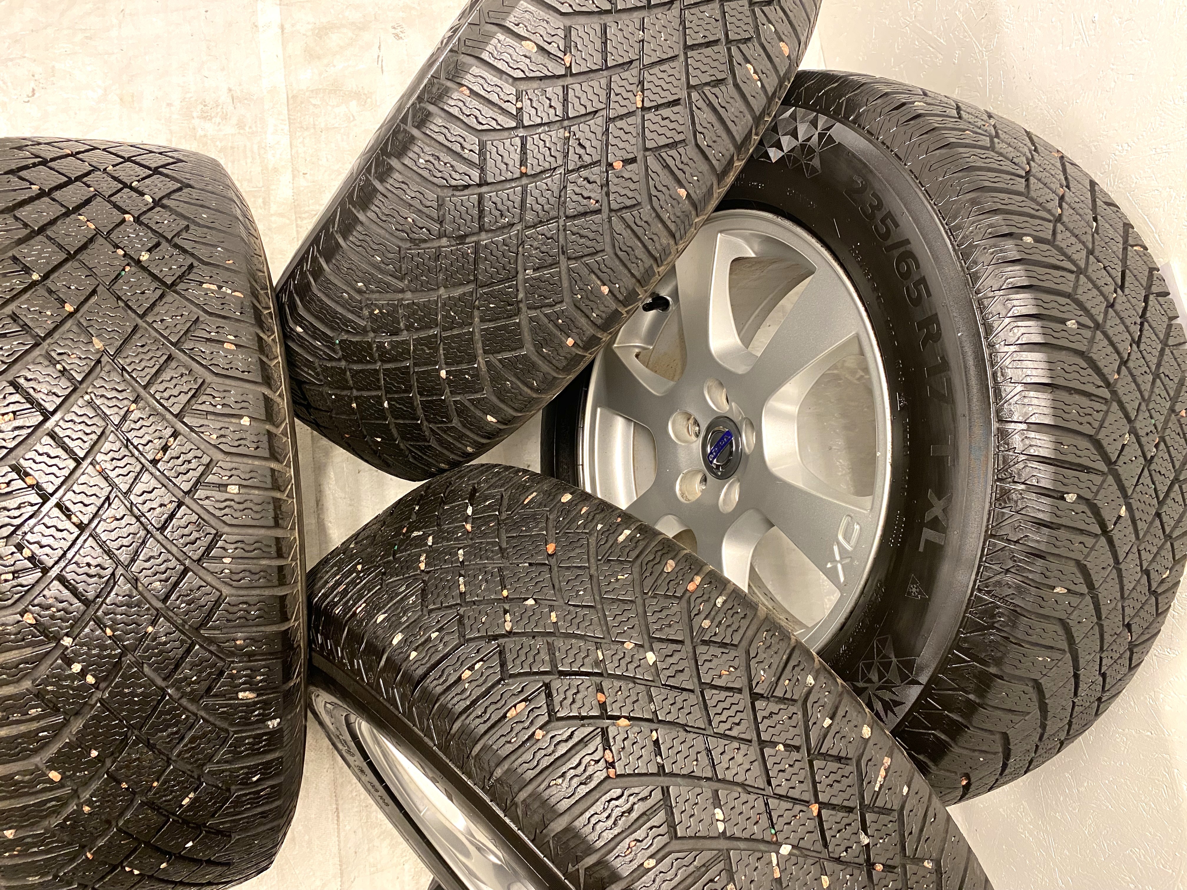 Kompletta Vinterhjul M+S | 17" VOLVO XC60 SEGIN Original 30671480 | 5x108 7.5x17 ET55 63.4 + 235/65 R17 108T XL Continental Viking Contact 7 | V34-2018 | 7.2mm | 7.2mm | 6.8mm | 6.8mm - 5