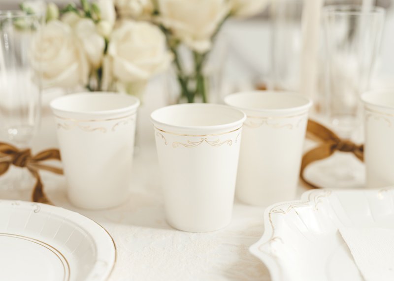 Pappersmuggar vit och guld till elegant dukning