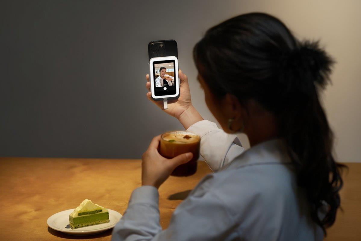 Insta360 Snap Selfie Screen with Light - 4