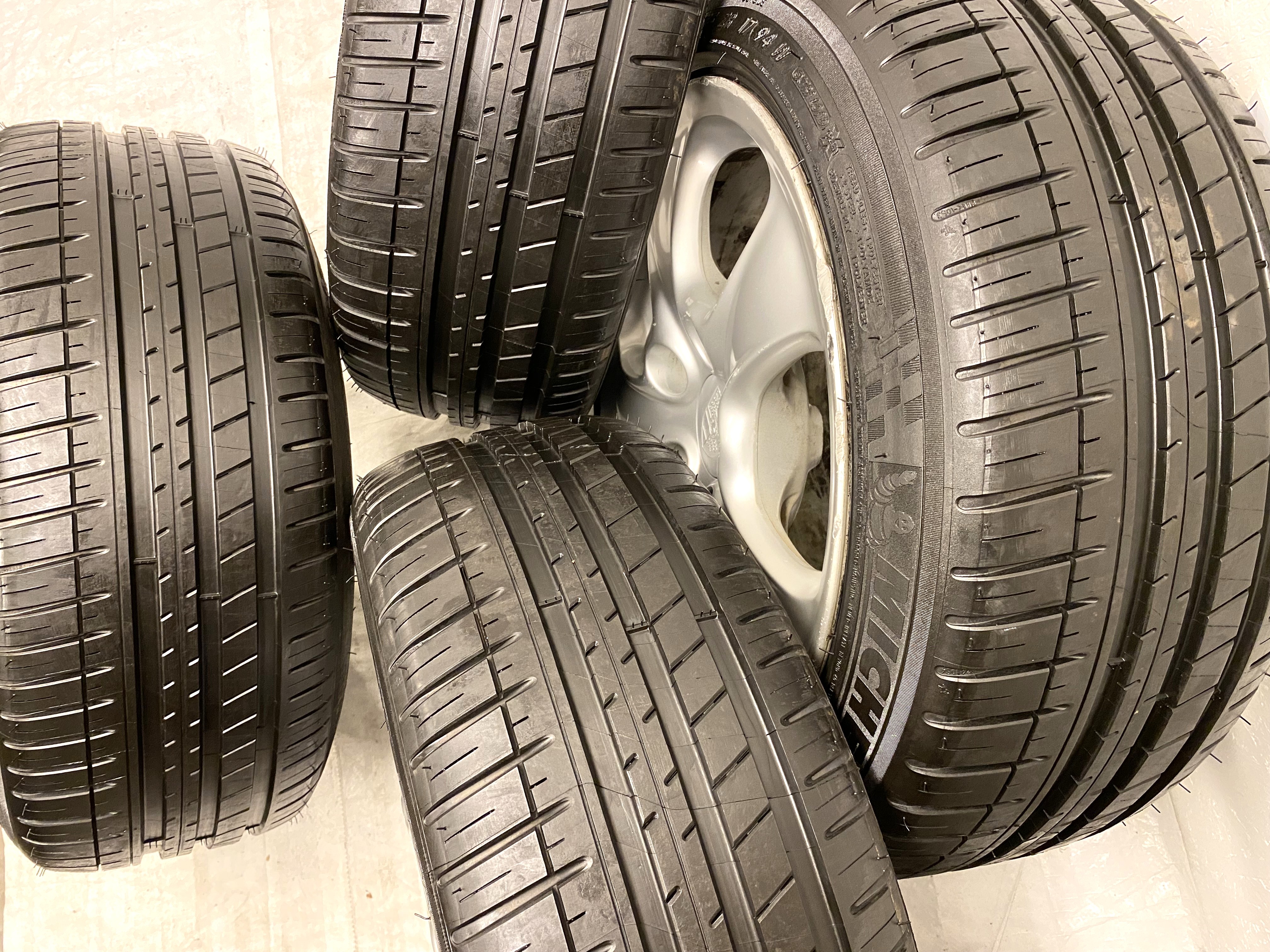 Kompletta Sommarhjul | 17" PORSCHE 996 Carrera 4 Wheel  | 5x130 | 2 st 7x17 ET55 + 2 st  9x17 ET55 | Nav 71.6 + 4 st 225/45 R17 94W XL Michelin Pilot Sport 3 | V17-2013 | 7.2mm | 7.2mm | 7.2mm | 7.2mm - 5