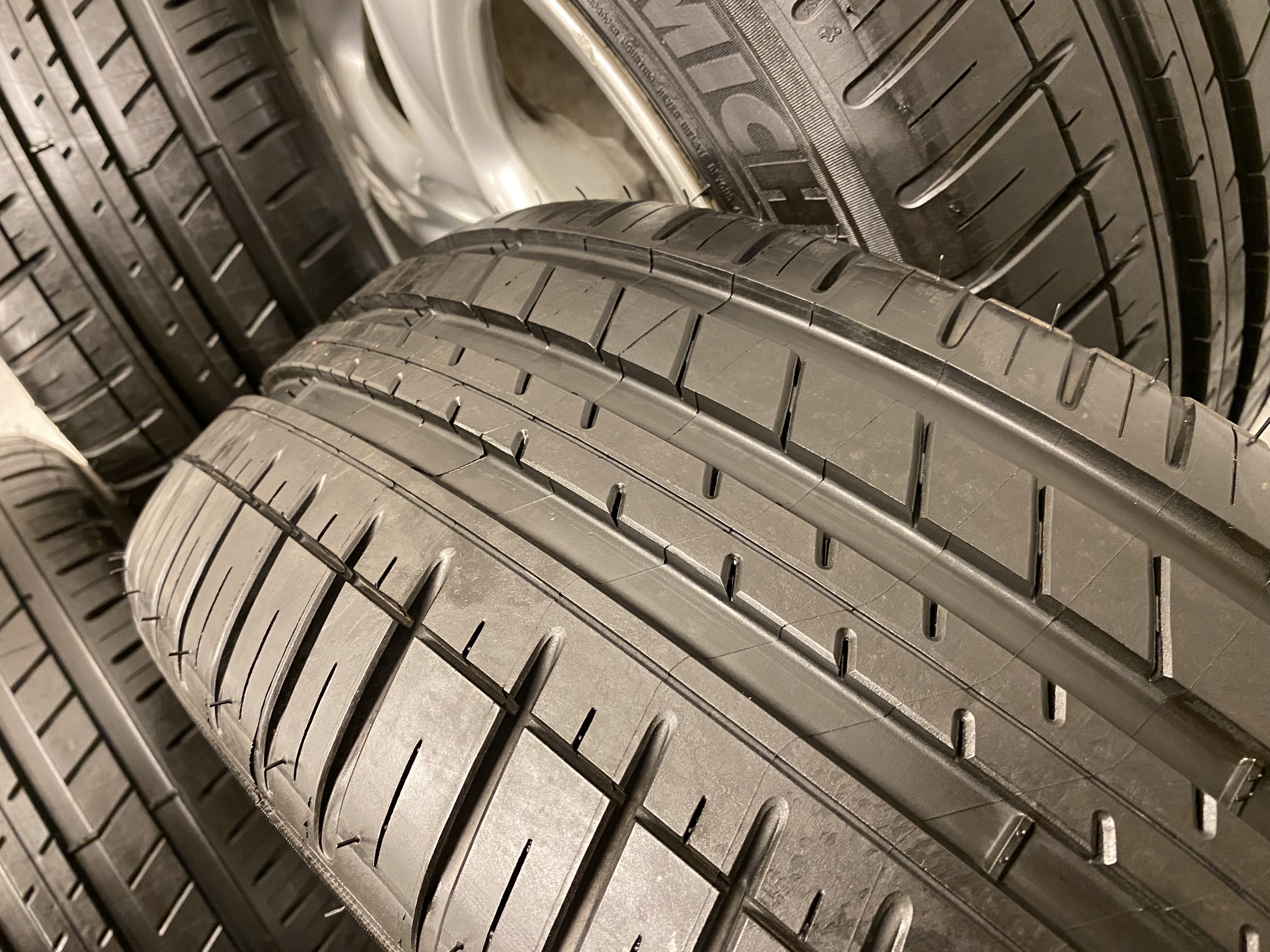 Kompletta Sommarhjul | 17" PORSCHE 996 Carrera 4 Wheel  | 5x130 | 2 st 7x17 ET55 + 2 st  9x17 ET55 | Nav 71.6 + 4 st 225/45 R17 94W XL Michelin Pilot Sport 3 | V17-2013 | 7.2mm | 7.2mm | 7.2mm | 7.2mm - 6