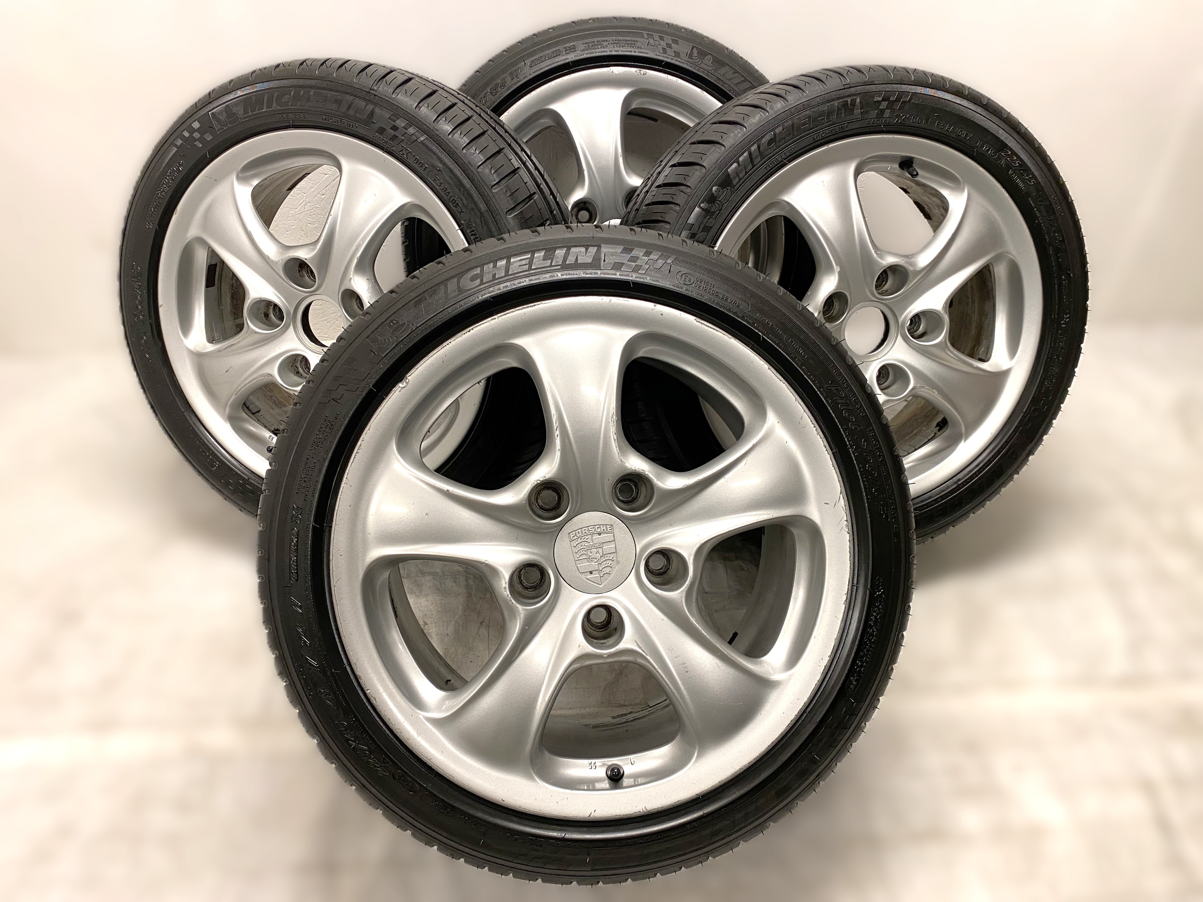 Kompletta Sommarhjul | 17" PORSCHE 996 Carrera 4 Wheel  | 5x130 | 2 st 7x17 ET55 + 2 st  9x17 ET55 | Nav 71.6 + 4 st 225/45 R17 94W XL Michelin Pilot Sport 3 | V17-2013 | 7.2mm | 7.2mm | 7.2mm | 7.2mm