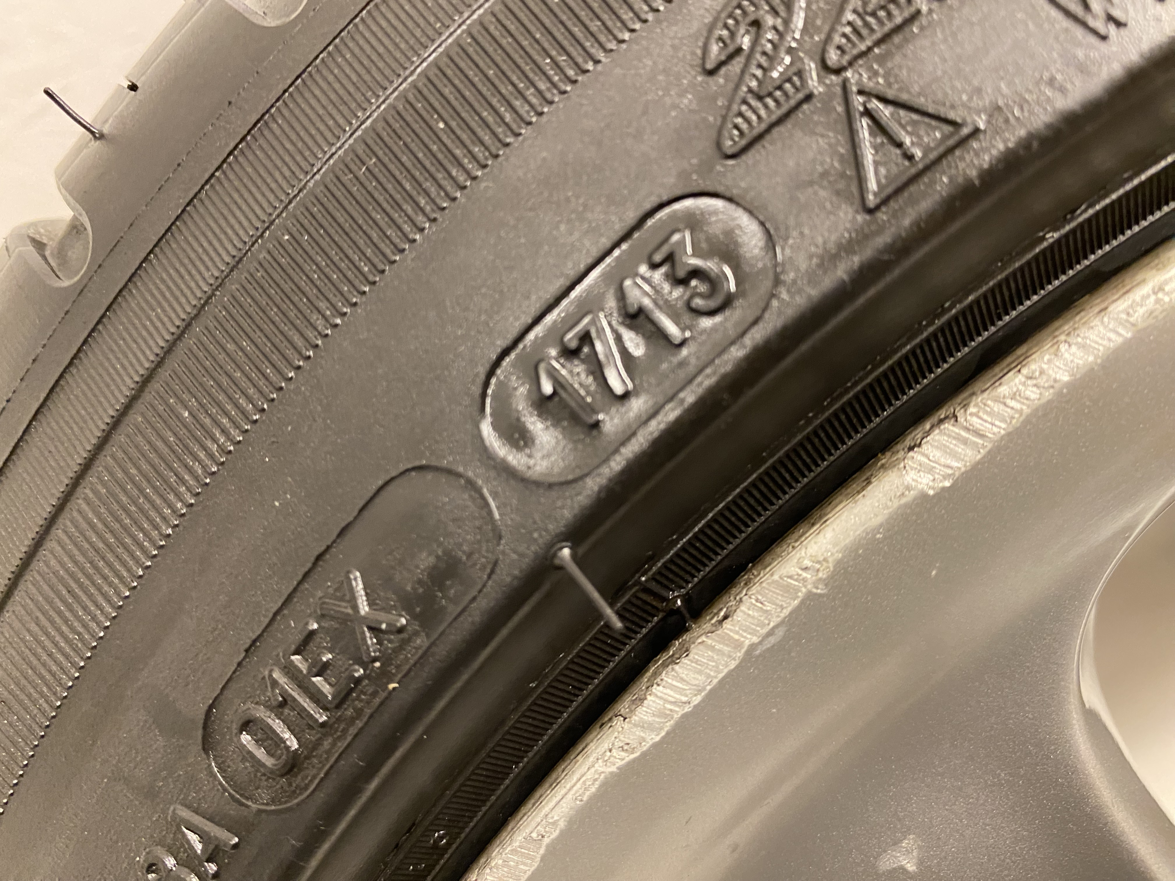 Kompletta Sommarhjul | 17" PORSCHE 996 Carrera 4 Wheel  | 5x130 | 2 st 7x17 ET55 + 2 st  9x17 ET55 | Nav 71.6 + 4 st 225/45 R17 94W XL Michelin Pilot Sport 3 | V17-2013 | 7.2mm | 7.2mm | 7.2mm | 7.2mm - 24