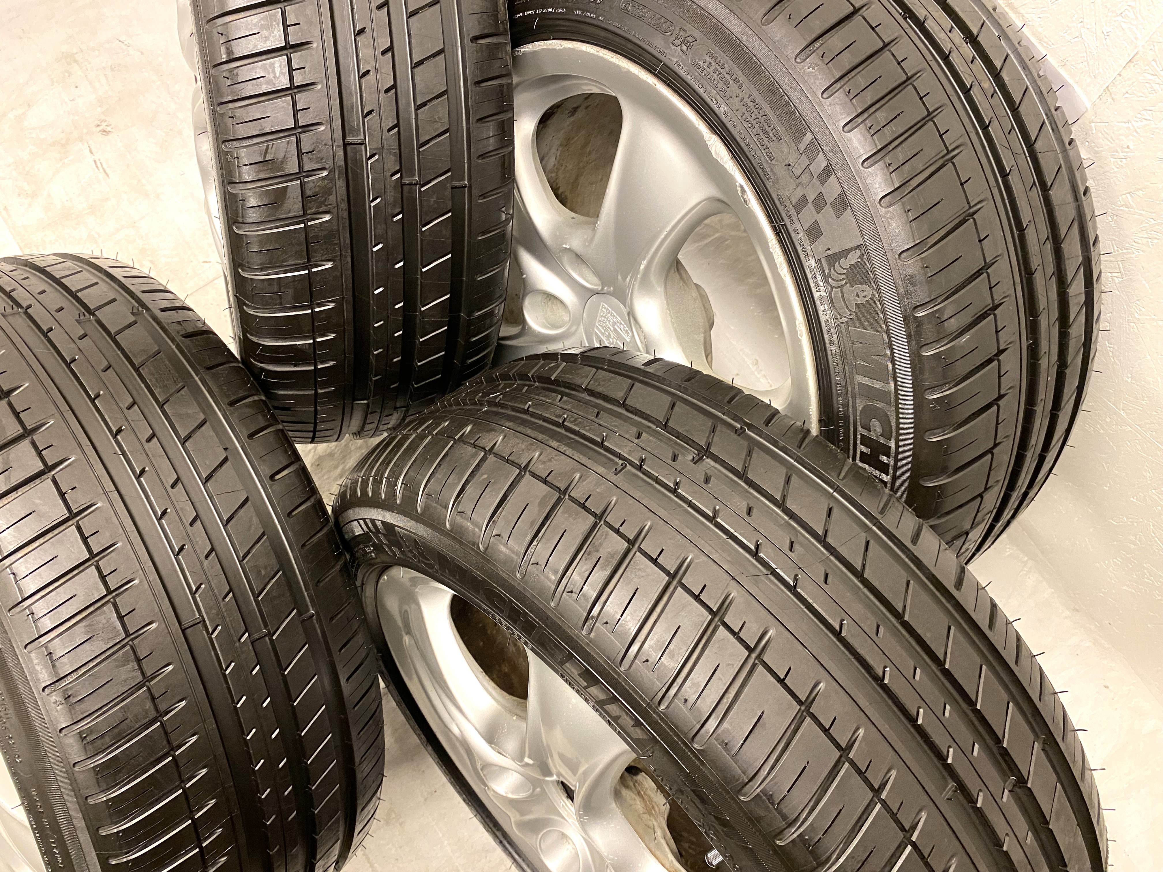 Kompletta Sommarhjul | 17" PORSCHE 996 Carrera 4 Wheel  | 5x130 | 2 st 7x17 ET55 + 2 st  9x17 ET55 | Nav 71.6 + 4 st 225/45 R17 94W XL Michelin Pilot Sport 3 | V17-2013 | 7.2mm | 7.2mm | 7.2mm | 7.2mm - 4