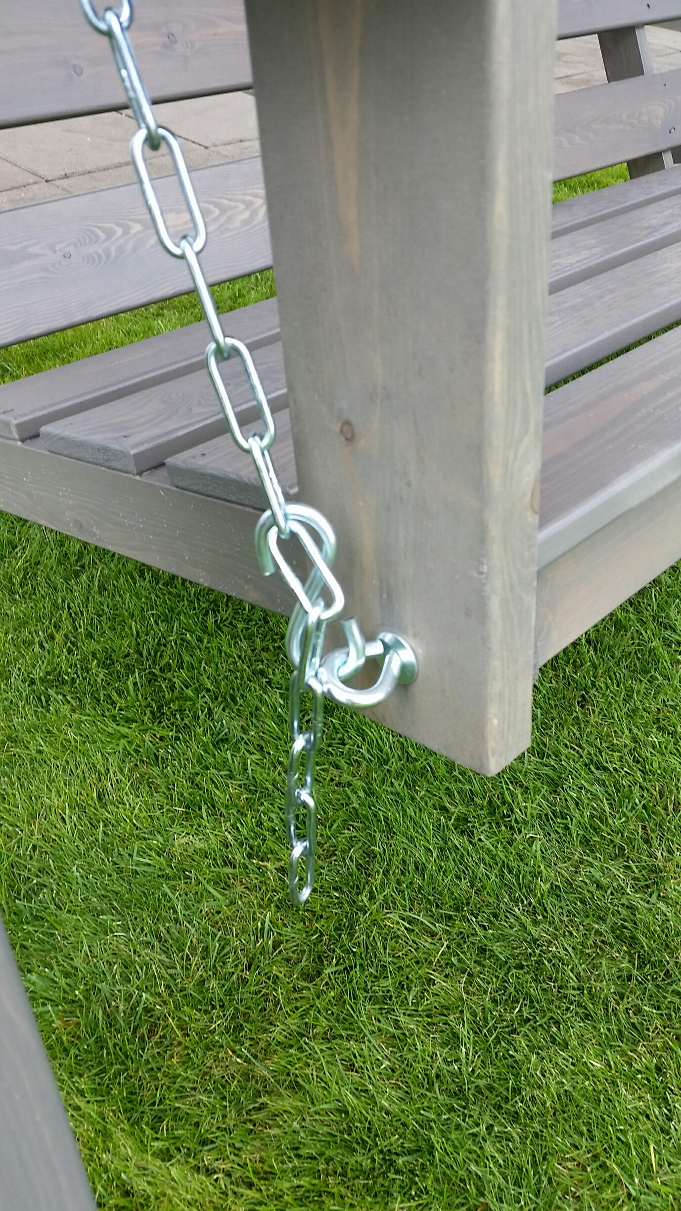 Stabil grå hammock i trä för uteplats och sommarträdgård