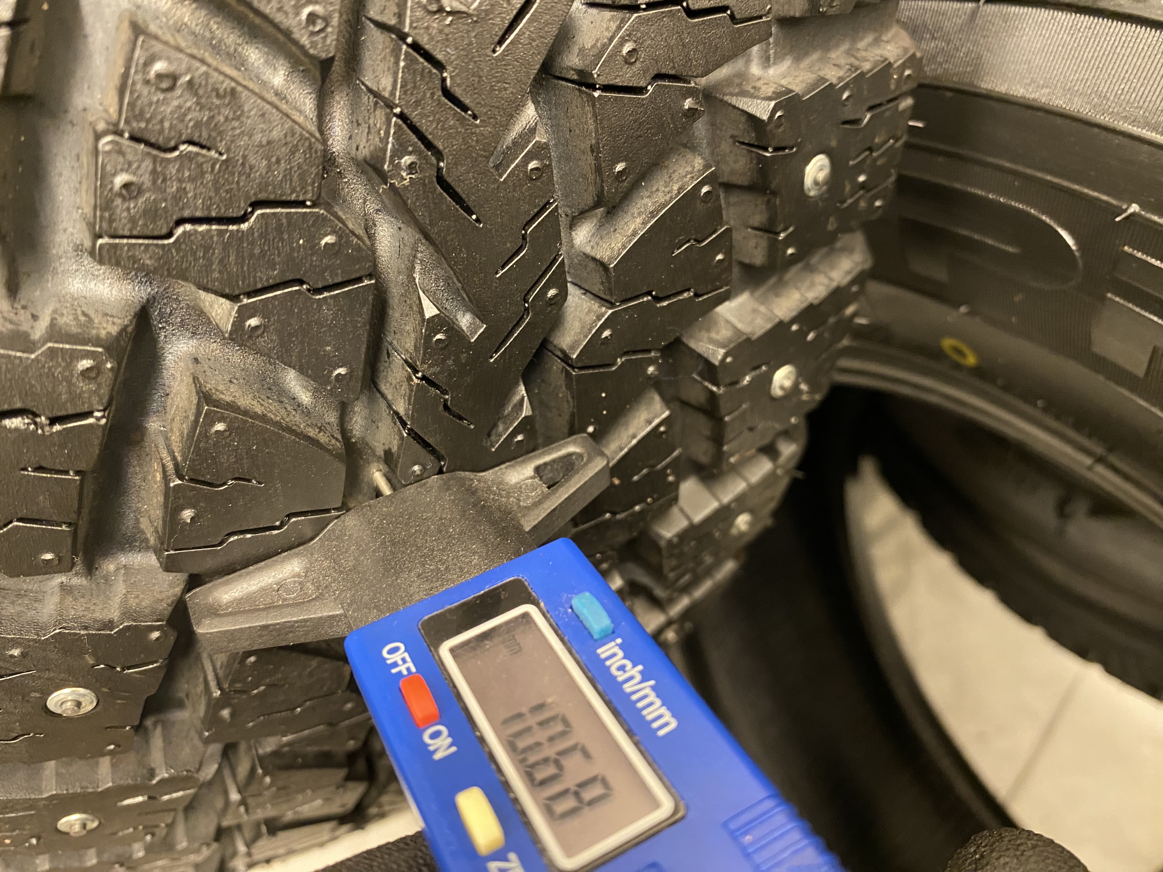 KAMPANJ | 4 st | NYA Däck DUBB 215/70 R15C 109/107Q 8PR Maxxis MASLW Presa Spike LT  | V27-2023 | 10.5 mm | 10.5 mm - 7