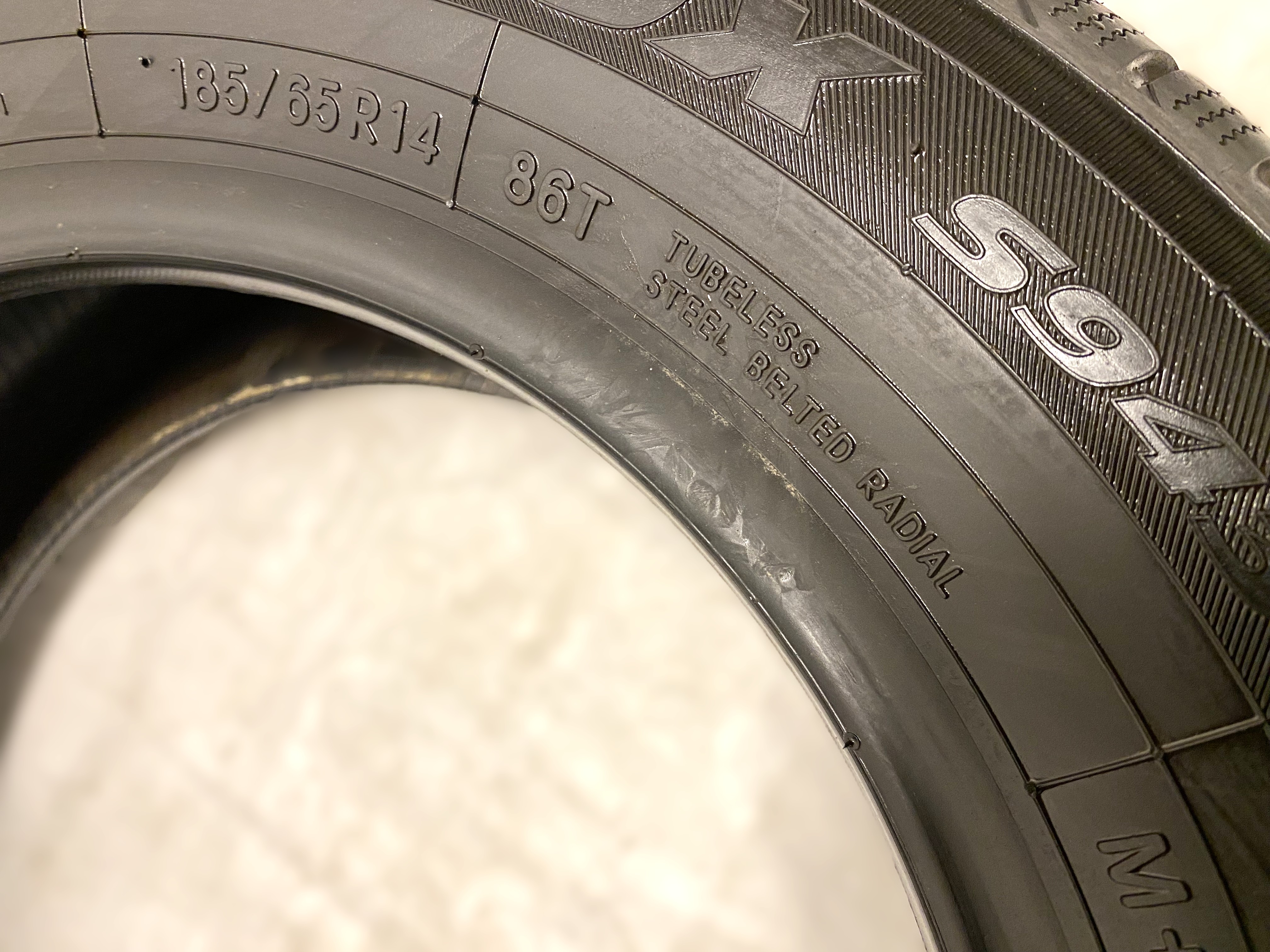 16" VINTERDÄCK Friktion | 1 st 185/65 R14 86T Toyo Snow Prox S943 | E-C-70dB | V28-2014 | 8 mm - 4