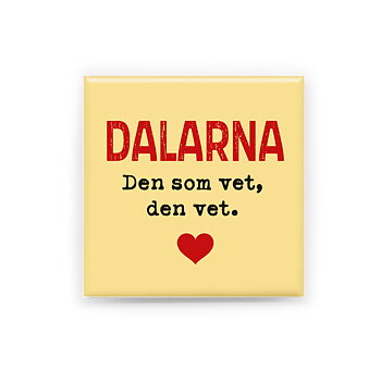 "Dalarna – Den som vet den vet"  En handgjord magnet inspirerad av Dalarna. Perfekt som souvenir, present eller som ett minne från en plats värd att minnas.  Magneten är 5x5 cm och levereras i en egen förpackning med en kort berättelse om Dalarna.